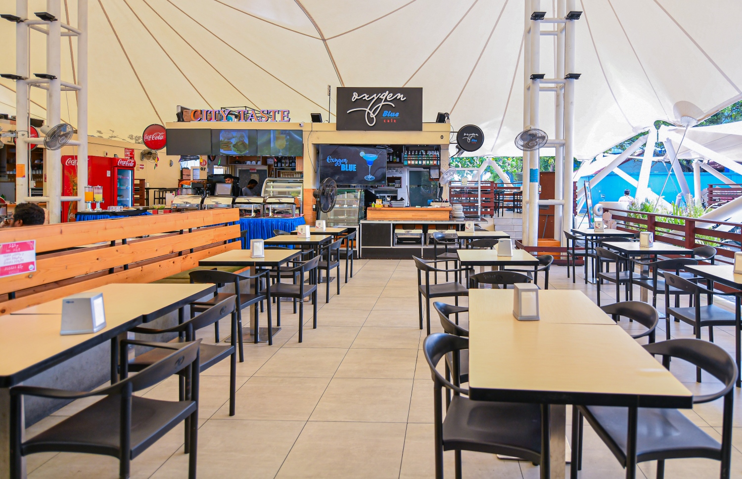 މާލެ: މާޗް 21، 2020- ކޮވިޑް-19- މާލޭގެ ކެފޭއެއް މިއަދު ހުހަށް: ރާއްޖެ އިން ވެސް ކޮރޯނާވައިރަސް ފެނުމާ ގުޅިގެން, ރައްކާތެރިކަމުގެ ފިޔަވަޅެއްގެ ގޮތުން މާލެ، ވިލިމާލެ އަދި ހުޅުމާލޭގެ ކެފޭ/ރެސްޓޯރަންޓުތަކުގައި ތިބެގެން ކެއުން މިރޭ 12:00 އިން ފެށިގެން އިކޮނޮމިކް މިނިސްޓްރީ އާއި ހެލްތު ޕްރޮޓެކްޝަން އިން މަނާކުރުމާ ގުޅިގެން މިހާރު އެ ތަންތަނަށް ދާ މީހުން ވަނީ މަދުވާން ފަށާފައި.--- ފޮޓޯ: އަހުމަދު އަވްޝަން އިލްޔާސް/މިހާރު