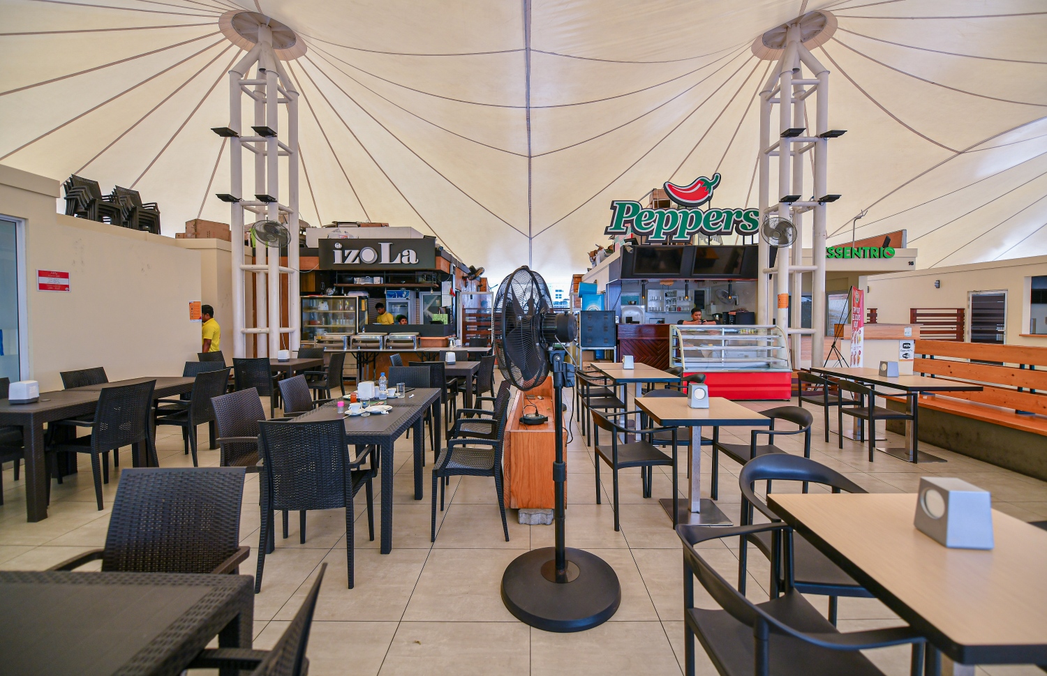 މާލެ: މާޗް 21، 2020- ކޮވިޑް-19- މާލޭގެ ކެފޭއެއް މިއަދު ހުހަށް: ރާއްޖެ އިން ވެސް ކޮރޯނާވައިރަސް ފެނުމާ ގުޅިގެން, ރައްކާތެރިކަމުގެ ފިޔަވަޅެއްގެ ގޮތުން މާލެ، ވިލިމާލެ އަދި ހުޅުމާލޭގެ ކެފޭ/ރެސްޓޯރަންޓުތަކުގައި ތިބެގެން ކެއުން މިރޭ 12:00 އިން ފެށިގެން އިކޮނޮމިކް މިނިސްޓްރީ އާއި ހެލްތު ޕްރޮޓެކްޝަން އިން މަނާކުރުމާ ގުޅިގެން މިހާރު އެ ތަންތަނަށް ދާ މީހުން ވަނީ މަދުވާން ފަށާފައި.--- ފޮޓޯ: އަހުމަދު އަވްޝަން އިލްޔާސް/މިހާރު