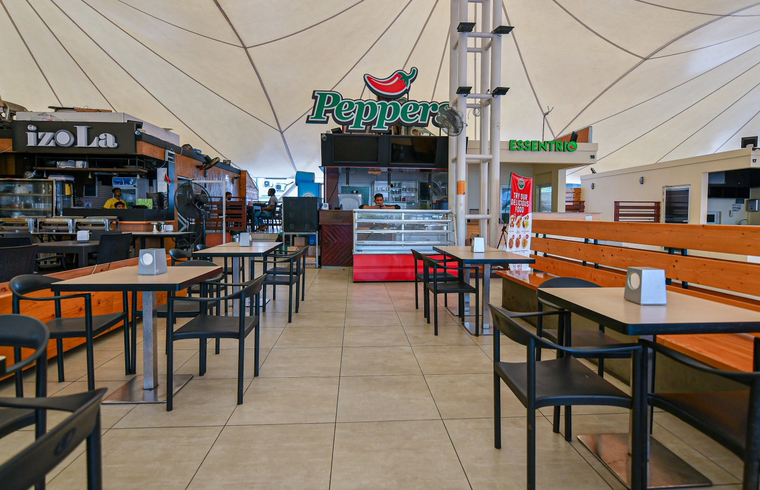 މާލެ: މާޗް 21، 2020- ކޮވިޑް-19- މާލޭގެ ކެފޭއެއް މިއަދު ހުހަށް: ރާއްޖެ އިން ވެސް ކޮރޯނާވައިރަސް ފެނުމާ ގުޅިގެން, ރައްކާތެރިކަމުގެ ފިޔަވަޅެއްގެ ގޮތުން މާލެ، ވިލިމާލެ އަދި ހުޅުމާލޭގެ ކެފޭ/ރެސްޓޯރަންޓުތަކުގައި ތިބެގެން ކެއުން މިރޭ 12:00 އިން ފެށިގެން އިކޮނޮމިކް މިނިސްޓްރީ އާއި ހެލްތު ޕްރޮޓެކްޝަން އިން މަނާކުރުމާ ގުޅިގެން މިހާރު އެ ތަންތަނަށް ދާ މީހުން ވަނީ މަދުވާން ފަށާފައި.--- ފޮޓޯ: އަހުމަދު އަވްޝަން އިލްޔާސް/މިހާރު