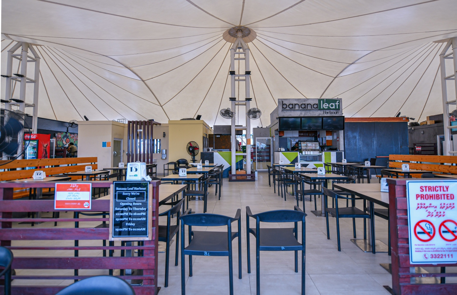 މާލެ: މާޗް 21، 2020- ކޮވިޑް-19- މާލޭގެ ކެފޭއެއް މިއަދު ހުހަށް: ރާއްޖެ އިން ވެސް ކޮރޯނާވައިރަސް ފެނުމާ ގުޅިގެން, ރައްކާތެރިކަމުގެ ފިޔަވަޅެއްގެ ގޮތުން މާލެ، ވިލިމާލެ އަދި ހުޅުމާލޭގެ ކެފޭ/ރެސްޓޯރަންޓުތަކުގައި ތިބެގެން ކެއުން މިރޭ 12:00 އިން ފެށިގެން އިކޮނޮމިކް މިނިސްޓްރީ އާއި ހެލްތު ޕްރޮޓެކްޝަން އިން މަނާކުރުމާ ގުޅިގެން މިހާރު އެ ތަންތަނަށް ދާ މީހުން ވަނީ މަދުވާން ފަށާފައި.--- ފޮޓޯ: އަހުމަދު އަވްޝަން އިލްޔާސް/މިހާރު