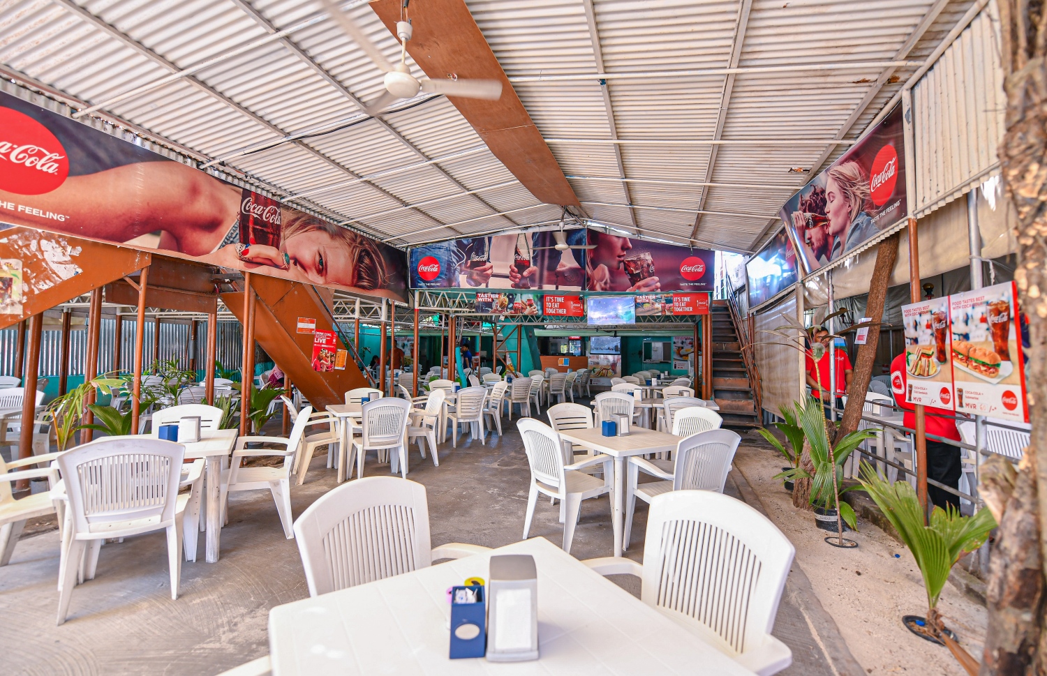 މާލެ: މާޗް 21، 2020- ކޮވިޑް-19- މާލޭގެ ކެފޭއެއް މިއަދު ހުހަށް: ރާއްޖެ އިން ވެސް ކޮރޯނާވައިރަސް ފެނުމާ ގުޅިގެން, ރައްކާތެރިކަމުގެ ފިޔަވަޅެއްގެ ގޮތުން މާލެ، ވިލިމާލެ އަދި ހުޅުމާލޭގެ ކެފޭ/ރެސްޓޯރަންޓުތަކުގައި ތިބެގެން ކެއުން މިރޭ 12:00 އިން ފެށިގެން އިކޮނޮމިކް މިނިސްޓްރީ އާއި ހެލްތު ޕްރޮޓެކްޝަން އިން މަނާކުރުމާ ގުޅިގެން މިހާރު އެ ތަންތަނަށް ދާ މީހުން ވަނީ މަދުވާން ފަށާފައި.--- ފޮޓޯ: އަހުމަދު އަވްޝަން އިލްޔާސް/މިހާރު