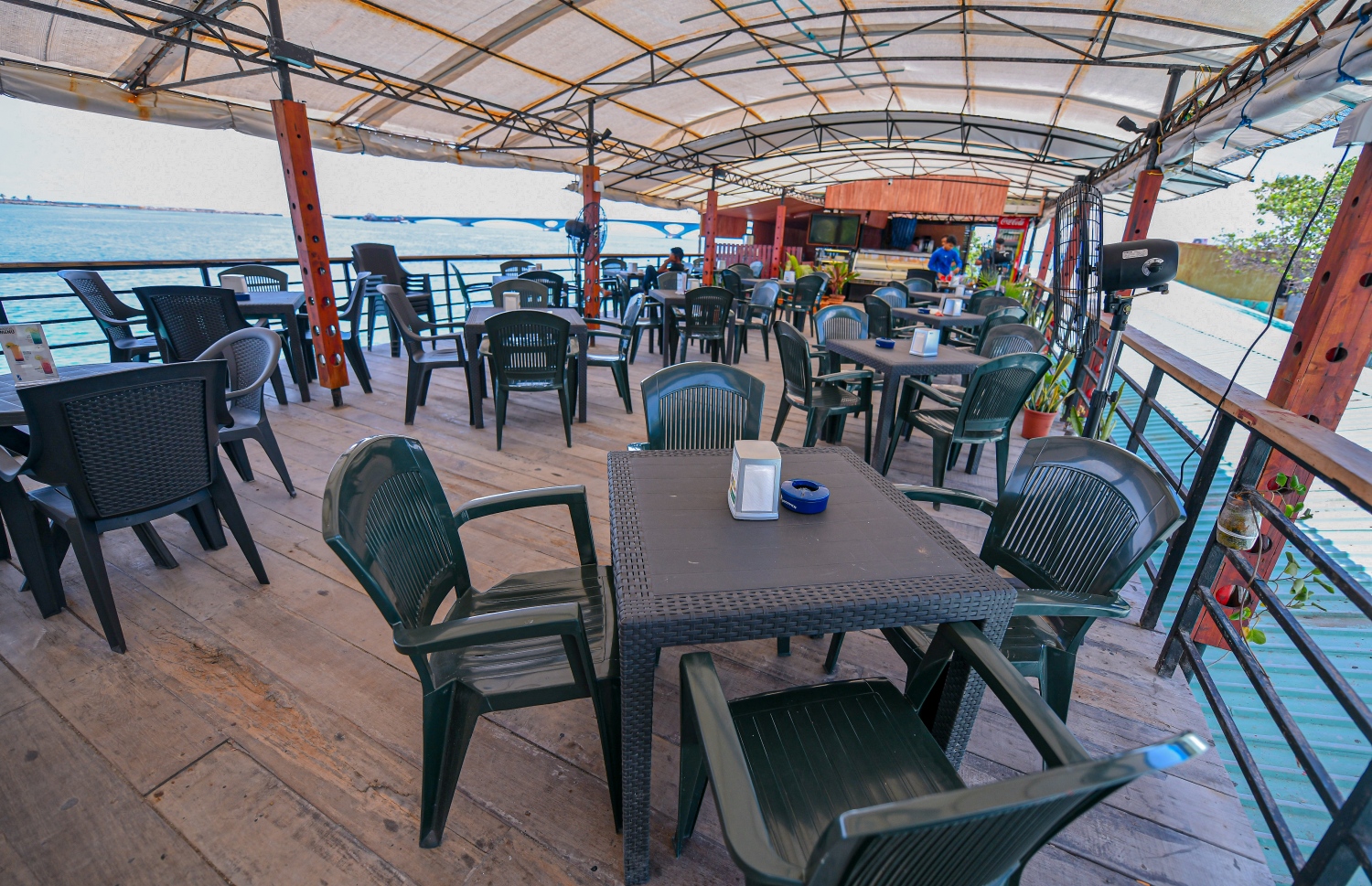 މާލެ: މާޗް 21، 2020- ކޮވިޑް-19- މާލޭގެ ކެފޭއެއް މިއަދު ހުހަށް: ރާއްޖެ އިން ވެސް ކޮރޯނާވައިރަސް ފެނުމާ ގުޅިގެން, ރައްކާތެރިކަމުގެ ފިޔަވަޅެއްގެ ގޮތުން މާލެ، ވިލިމާލެ އަދި ހުޅުމާލޭގެ ކެފޭ/ރެސްޓޯރަންޓުތަކުގައި ތިބެގެން ކެއުން މިރޭ 12:00 އިން ފެށިގެން އިކޮނޮމިކް މިނިސްޓްރީ އާއި ހެލްތު ޕްރޮޓެކްޝަން އިން މަނާކުރުމާ ގުޅިގެން  މިހާރު އެ ތަންތަނަށް ދާ މީހުން ވަނީ މަދުވާން ފަށާފައި.--- ފޮޓޯ: އަހުމަދު އަވްޝަން އިލްޔާސް/މިހާރު