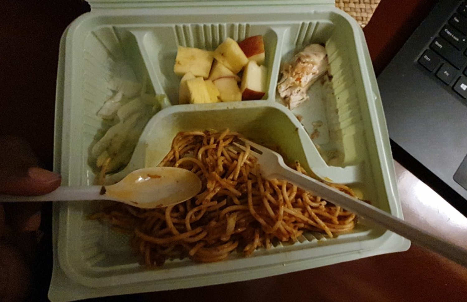 އެޗްއައިއެޗްގައި ކަރަންޓީނުކޮށްފައި ތިބޭ މީހުންގެ މެންދުރު ކެއުން