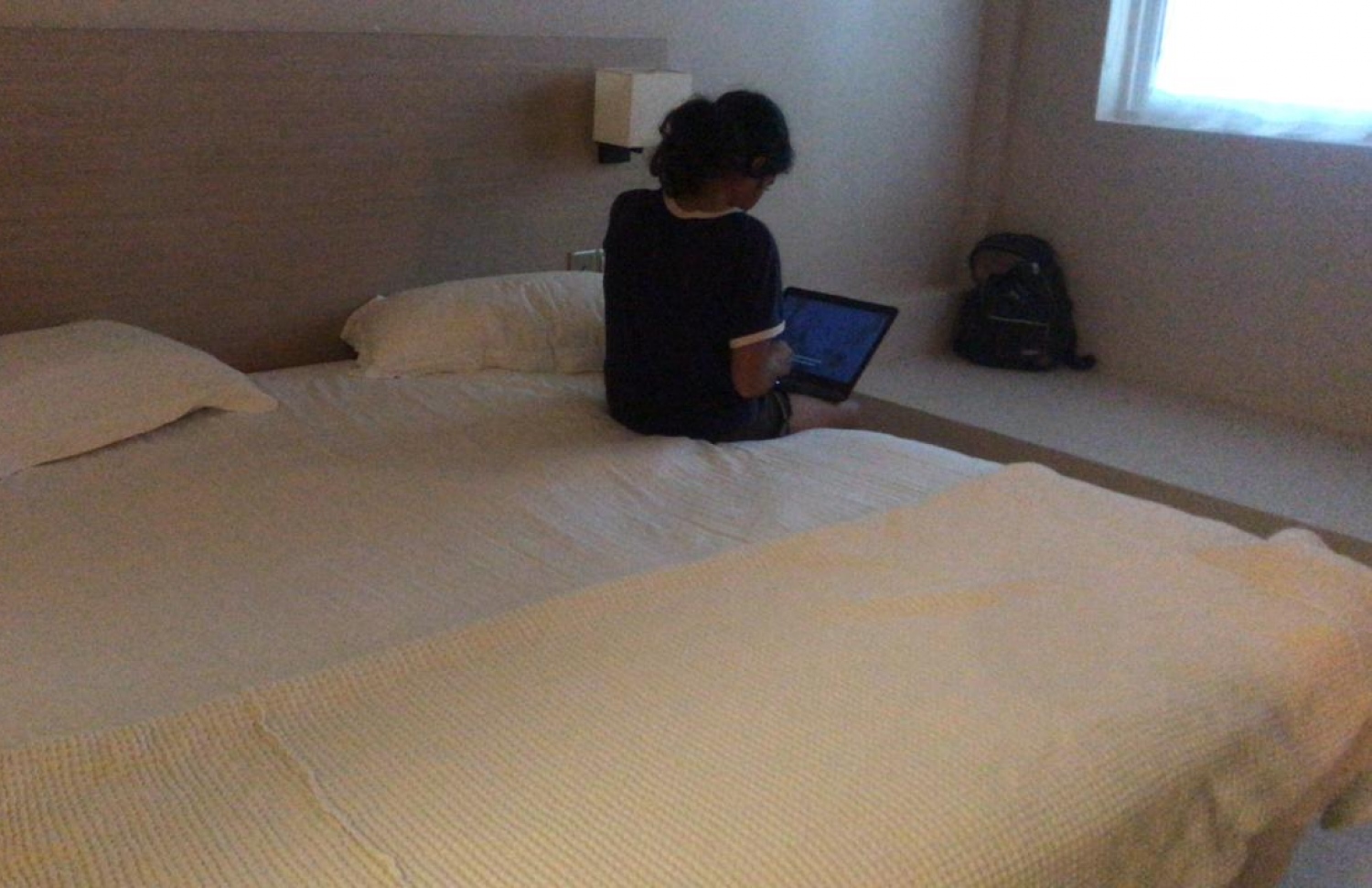 ކުޑަ ބަނޑޮހުގައި ކަރަންޓީނުކޮށްފައި ހުރި މީހަކު ކޮޓަރީގައި ލެޕްޓޮޕް ބޭނުންކުރަނީ.