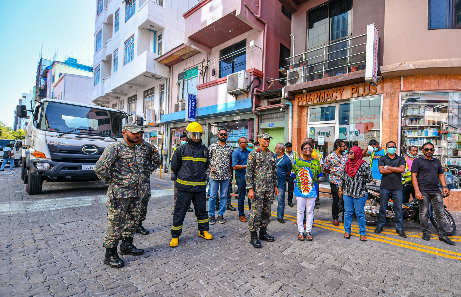 މާލެ: މާޗް 23، 2020- ރާއްޖެ އަށް ވެސް ކޮރޯނާވައިރަސް އައިސްފައިވާތީ، ރައްކާތެރިކަމުގެ ފިޔަވަޅެއްގެ ގޮތުން މާލޭގެ މަގުތަކަށް ކްލޮރިން އަޅައިގެން ސާފުކުރުމުގެ މަސައްކަތް ފެށުމުގެ ކުރިން މާލޭގެ މޭޔަރު ޝިފާ މުހައްމަދާއި ސިފައިންގެ ބައެއް އިސް އޮފިސަރުން މަޑުކޮށްލައްވައިގެން.---ފޮޓޯ: އަހުމަދު އަވްޝަން އިލްޔާސް/މިހާރު