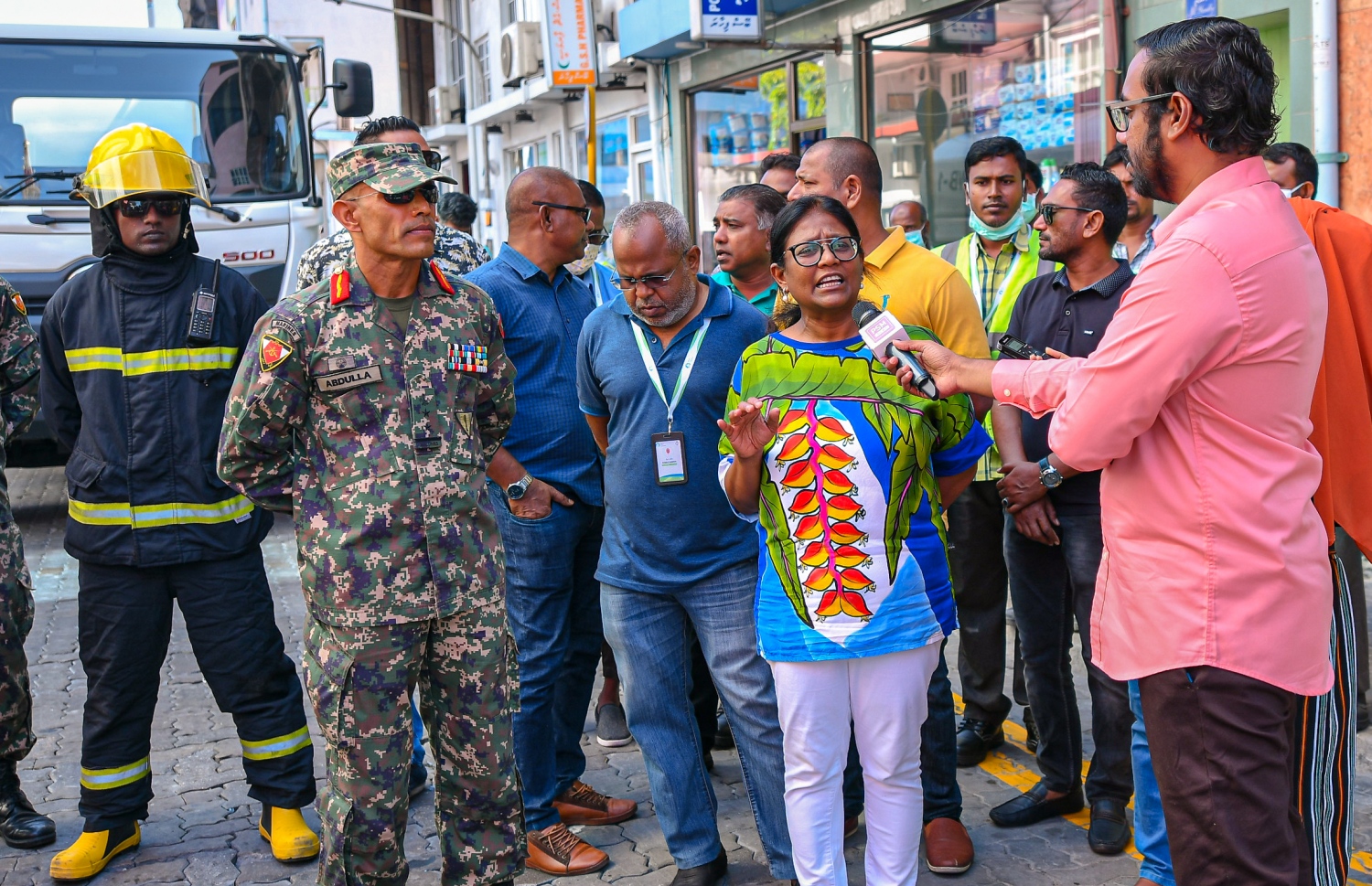 މާލެ: މާޗް 23، 2020- ރާއްޖެ އަށް ވެސް ކޮރޯނާވައިރަސް އައިސްފައިވާތީ، ރައްކާތެރިކަމުގެ ފިޔަވަޅެއްގެ ގޮތުން މާލޭގެ މަގުތަކަށް ކްލޮރިން އަޅައިގެން ސާފުކުރުމުގެ މަސައްކަތް ފެށުމުގެ ކުރިން މާލޭގެ މޭޔަރު ޝިފާ މުހައްމަދު މީޑިއާއާ ވާހަކަ ދައްކަވަނީ.---ފޮޓޯ: އަހުމަދު އަވްޝަން އިލްޔާސް/މިހާރު