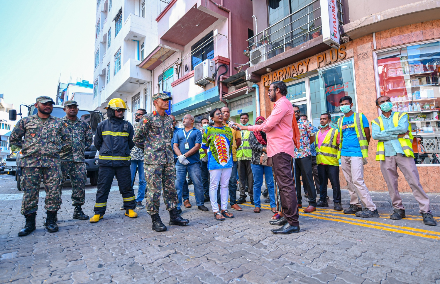 މާލެ: މާޗް 23، 2020- ރާއްޖެ އަށް ވެސް ކޮރޯނާވައިރަސް އައިސްފައިވާތީ، ރައްކާތެރިކަމުގެ ފިޔަވަޅެއްގެ ގޮތުން މާލޭގެ މަގުތަކަށް ކްލޮރިން އަޅައިގެން ސާފުކުރުމުގެ މަސައްކަތް ފެށުމުގެ ކުރިން މާލޭގެ މޭޔަރު ޝިފާ މުހައްމަދު މީޑިއާއާ ވާހަކަ ދައްކަވަނީ.---ފޮޓޯ: އަހުމަދު އަވްޝަން އިލްޔާސް/މިހާރު
