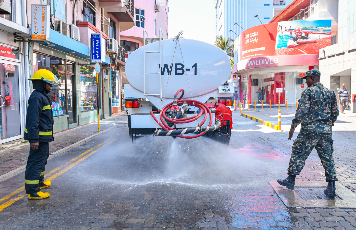 މާލެ: މާޗް 23، 2020- ރާއްޖެ އަށް ވެސް ކޮރޯނާވައިރަސް އައިސްފައިވާތީ، ރައްކާތެރިކަމުގެ ފިޔަވަޅެއްގެ ގޮތުން މާލޭގެ މަގުތަކަށް ކްލޮރިން އަޅައިގެން ސާފުކުރުމަށް މިއަދު ފެށި މަސައްކަތުގެ ތެރެއިން: މިއީ މާލޭ ސިޓީ ކައުންސިލާއި ސިފައިން ގުޅިގެން ހިންގާ މަސައްކަތެއް.---ފޮޓޯތައް: އަހުމަދު އަވްޝަން އިލްޔާސް/މިހާރު