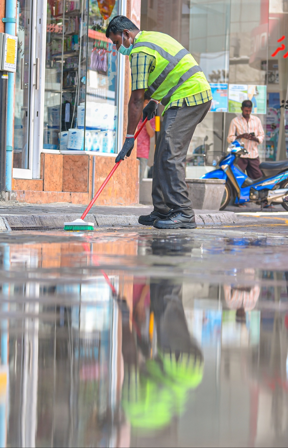 މާލެ: މާޗް 23، 2020- ރާއްޖެ އަށް ވެސް ކޮރޯނާވައިރަސް އައިސްފައިވާތީ، ރައްކާތެރިކަމުގެ ފިޔަވަޅެއްގެ ގޮތުން މާލޭގެ މަގުތަކަށް ކްލޮރިން އަޅައިގެން ސާފުކުރުމަށް މިއަދު ފެށި މަސައްކަތުގެ ތެރެއިން: މިއީ މާލޭ ސިޓީ ކައުންސިލާއި ސިފައިން ގުޅިގެން ހިންގާ މަސައްކަތެއް.---ފޮޓޯތައް: އަހުމަދު އަވްޝަން އިލްޔާސް/މިހާރު