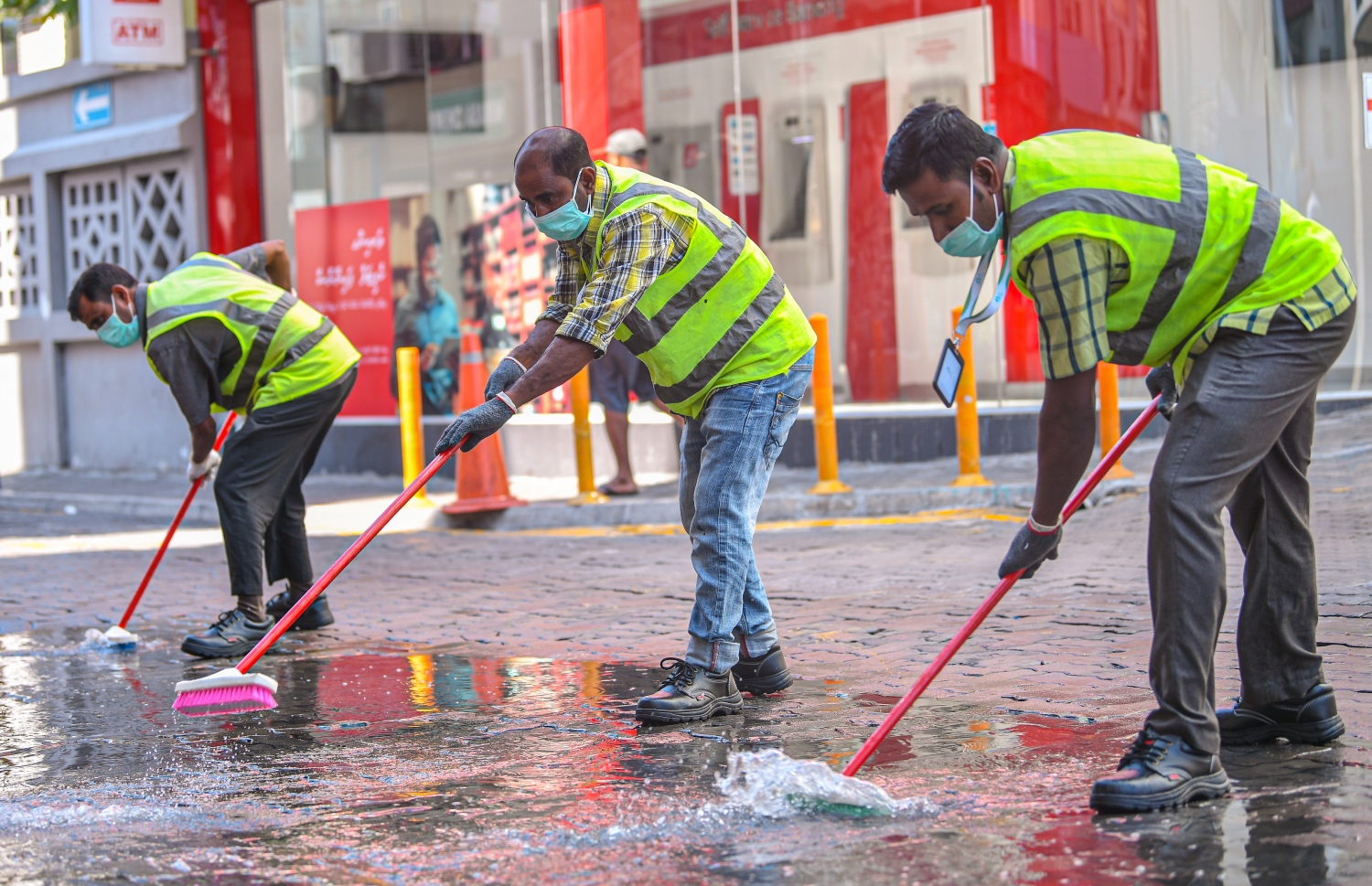 މާލެ: މާޗް 23، 2020- ރާއްޖެ އަށް ވެސް ކޮރޯނާވައިރަސް އައިސްފައިވާތީ، ރައްކާތެރިކަމުގެ ފިޔަވަޅެއްގެ ގޮތުން މާލޭގެ މަގުތަކަށް ކްލޮރިން އަޅައިގެން ސާފުކުރުމަށް މިއަދު ފެށި މަސައްކަތުގެ ތެރެއިން: މިއީ މާލޭ ސިޓީ ކައުންސިލާއި ސިފައިން ގުޅިގެން ހިންގާ މަސައްކަތެއް.---ފޮޓޯތައް: އަހުމަދު އަވްޝަން އިލްޔާސް/މިހާރު