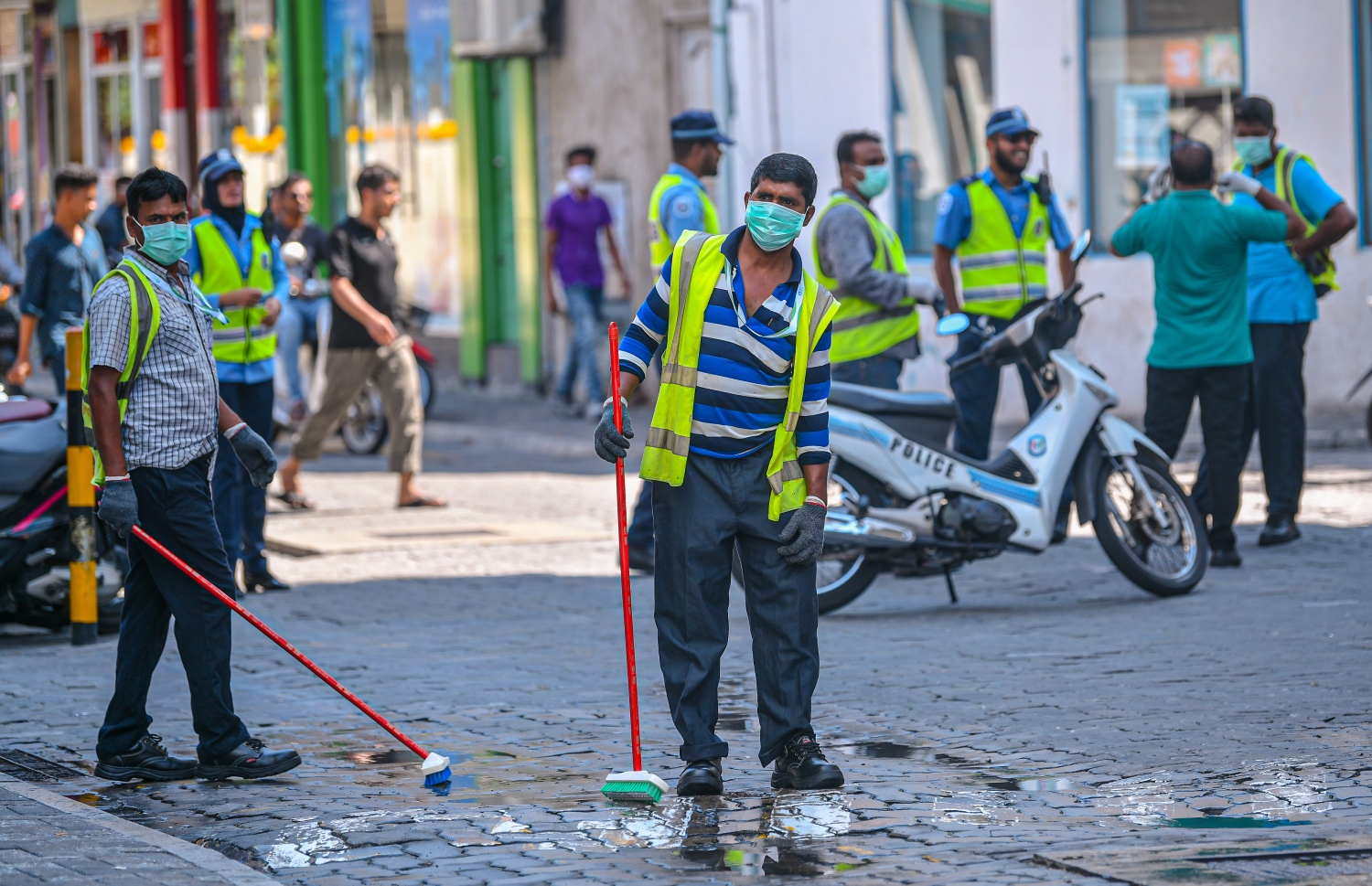 މާލެ: މާޗް 23، 2020- ރާއްޖެ އަށް ވެސް ކޮރޯނާވައިރަސް އައިސްފައިވާތީ، ރައްކާތެރިކަމުގެ ފިޔަވަޅެއްގެ ގޮތުން މާލޭގެ މަގުތަކަށް ކްލޮރިން އަޅައިގެން ސާފުކުރުމަށް މިއަދު ފެށި މަސައްކަތުގެ ތެރެއިން: މިއީ މާލޭ ސިޓީ ކައުންސިލާއި ސިފައިން ގުޅިގެން ހިންގާ މަސައްކަތެއް.---ފޮޓޯތައް: އަހުމަދު އަވްޝަން އިލްޔާސް/މިހާރު