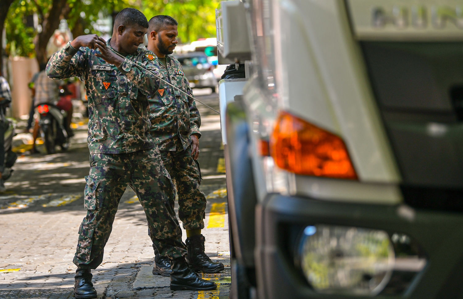 މާލެ: މާޗް 23، 2020- ރާއްޖެ އަށް ވެސް ކޮރޯނާވައިރަސް އައިސްފައިވާތީ، ރައްކާތެރިކަމުގެ ފިޔަވަޅެއްގެ ގޮތުން މާލޭގެ މަގުތަކަށް ކްލޮރިން އަޅައިގެން ސާފުކުރުމަށް މިއަދު ފެށި މަސައްކަތުގެ ތެރެއިން: މިއީ މާލޭ ސިޓީ ކައުންސިލާއި ސިފައިން ގުޅިގެން ހިންގާ މަސައްކަތެއް.---ފޮޓޯތައް: އަހުމަދު އަވްޝަން އިލްޔާސް/މިހާރު