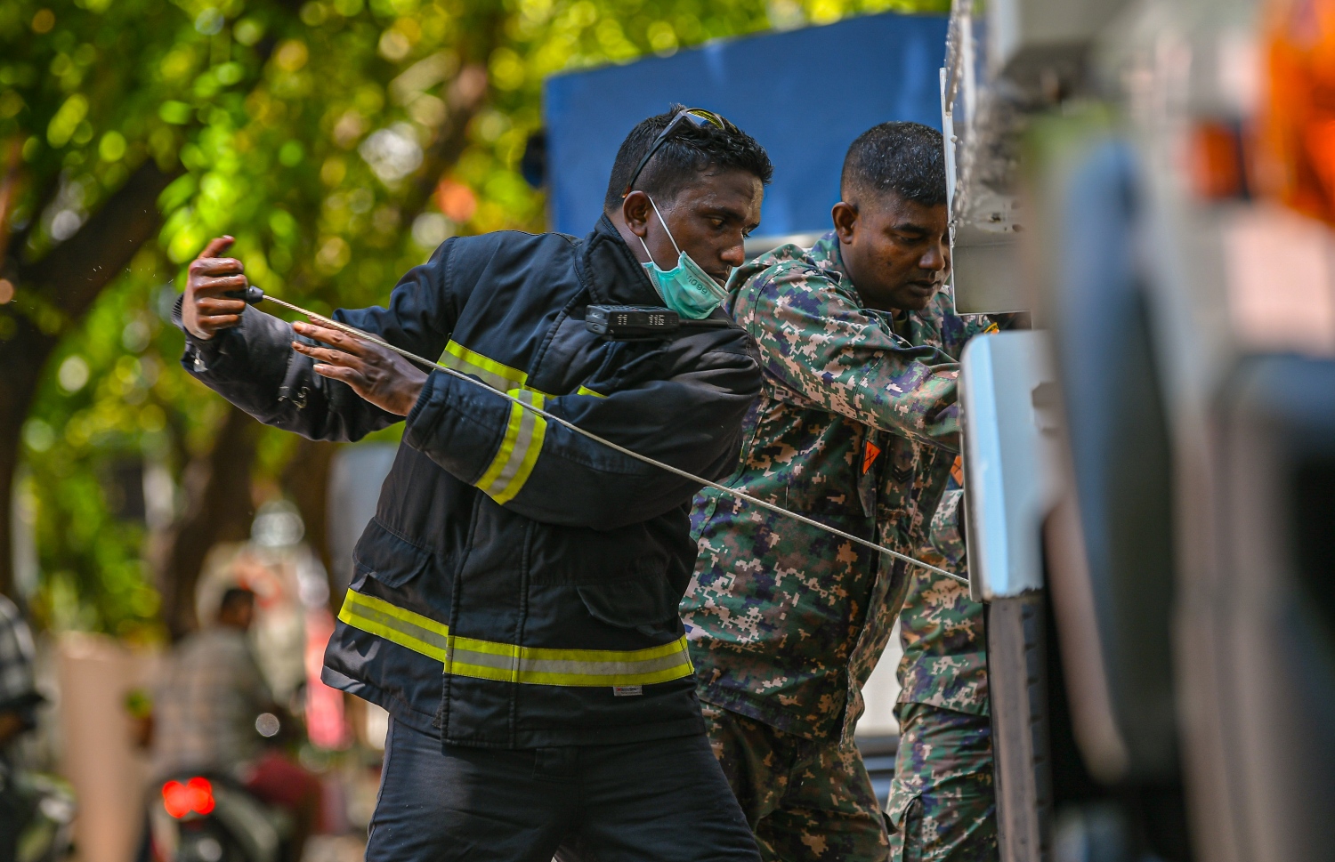 މާލެ: މާޗް 23، 2020- ރާއްޖެ އަށް ވެސް ކޮރޯނާވައިރަސް އައިސްފައިވާތީ، ރައްކާތެރިކަމުގެ ފިޔަވަޅެއްގެ ގޮތުން މާލޭގެ މަގުތަކަށް ކްލޮރިން އަޅައިގެން ސާފުކުރުމަށް މިއަދު ފެށި މަސައްކަތުގެ ތެރެއިން: މިއީ މާލޭ ސިޓީ ކައުންސިލާއި ސިފައިން ގުޅިގެން ހިންގާ މަސައްކަތެއް.---ފޮޓޯތައް: އަހުމަދު އަވްޝަން އިލްޔާސް/މިހާރު