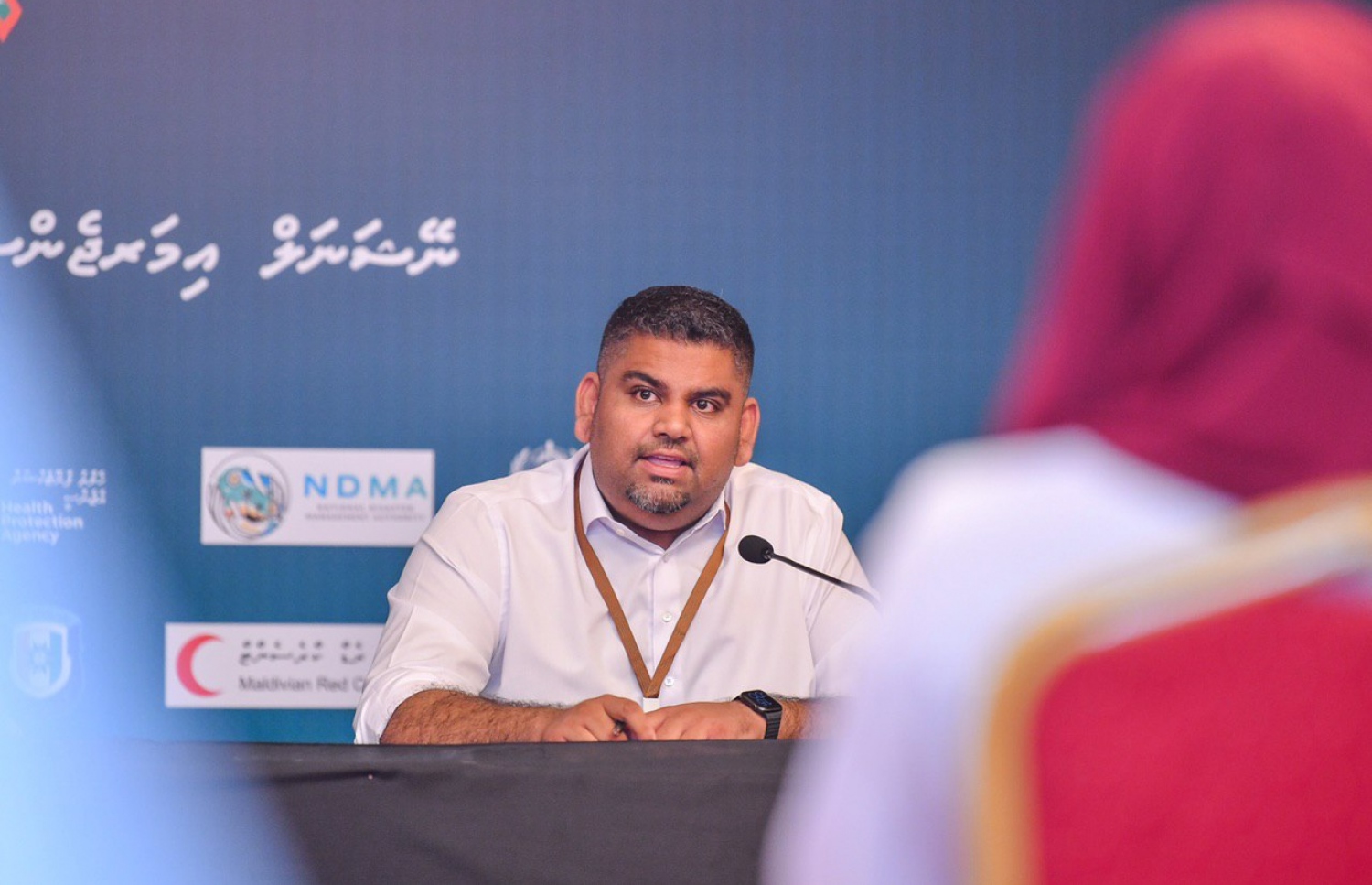 ކޮވިޑް-19 ފެތުރުން ހުއްޓުވަން ރާއްޖޭން ކުރާ މަަސައްކަތާ ބެހޭ ގޮތުން މަބްރޫކް މީޑިއާއާ ވާހަކަ ދައްކަވަނީ. ފޮޓޯ: އަހުމަދު އަވްޝަން/މިހާރު