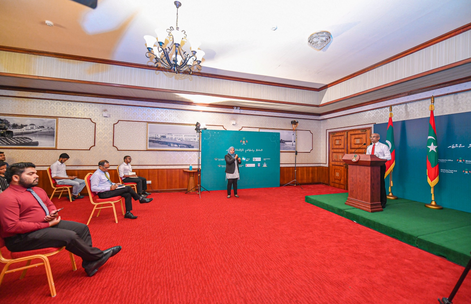 ރައީސް އިބްރާހިމް މުހައްމަދު ސޯލިހު މިއަދު ބޭއްވެވި މީޑިއާ ބްރީފިންގައި ނޫސްވެރިންނާ ވާހަކަފުޅު ދައްކަވަނީ.---ފޮޓޯ: އަހުމަދު އަވްޝަން/މިހާރު