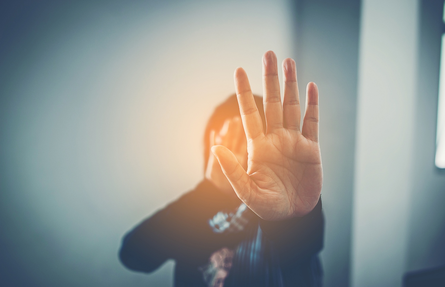 މެދު ރާއްޖެތެރޭގެ ރަށެއްގައި އާއިލާއަކަށް އަނިޔާ ލިބުނުއިރު އަވަށްޓެރިން އެހީވުމަށް ވެސް އޮތީ ހުރަސްތައް ކުރިމަތިކޮށްފައި.