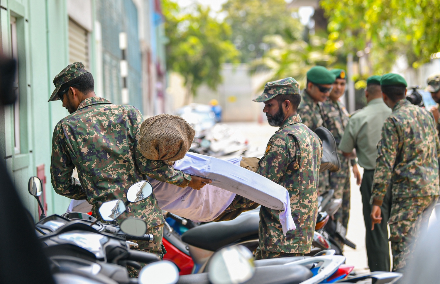 މާލެ: މާޗް 26، 2020- މުޅި ދުނިޔެ އަށް ހަލުވިކަމާ އެކު ފެތުރެމުންދާ ކޮރޯނާވައިރަސް ނުވަތަ ކޮވިޑް-19 އިން ރައްކާތެރިވުމުގެ ގޮތުން ކަމާ ގުޅޭ އިދާރާތައް ގުޅިގެން ބޭއްވި އިމަޖެންސީ ޑްރިލްގައި ސިފައިންގެ ބަޔަކު ހަރަކާތްތެރިވަނީ.---ފޮޓޯ: އަހުމަދު އަވްޝަން/މިހާރު