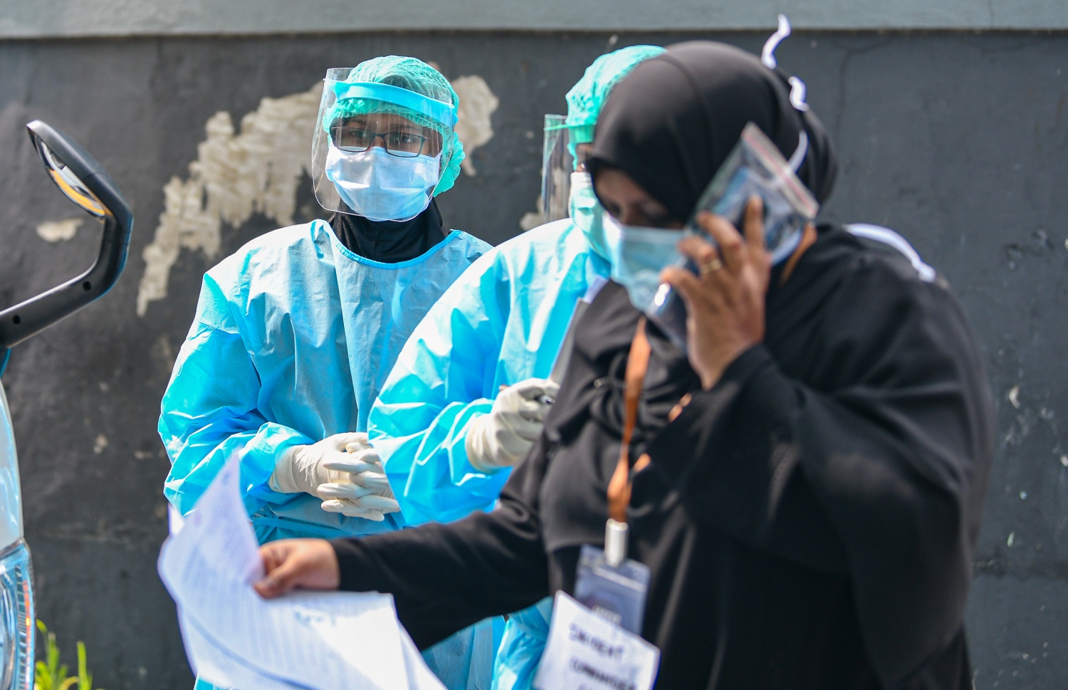 މާލެ: މާޗް 26، 2020- މުޅި ދުނިޔެ އަށް ހަލުވިކަމާ އެކު ފެތުރެމުންދާ ކޮރޯނާވައިރަސް ނުވަތަ ކޮވިޑް-19 އިން ރައްކާތެރިވުމުގެ ގޮތުން ކަމާ ގުޅޭ އިދާރާތައް ގުޅިގެން ބޭއްވި އިމަޖެންސީ ޑްރިލްގައި ސިއްހީ ދާއިރާގެ ބަޔަކު ހަރަކާތްތެރިވަނީ.---ފޮޓޯ: އަހުމަދު އަވްޝަން/މިހާރު