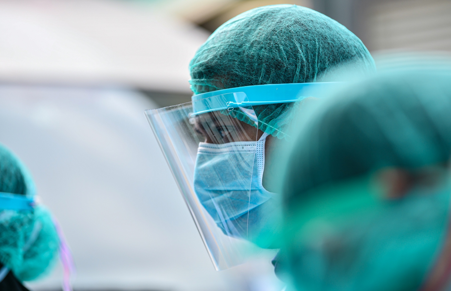 މާލެ: މާޗް 26، 2020- މުޅި ދުނިޔެ އަށް ހަލުވިކަމާ އެކު ފެތުރެމުންދާ ކޮރޯނާވައިރަސް ނުވަތަ ކޮވިޑް-19 އިން ރައްކާތެރިވުމުގެ ގޮތުން ކަމާ ގުޅޭ އިދާރާތައް ގުޅިގެން ބޭއްވި އިމަޖެންސީ ޑްރިލްގައި ސިއްހީ ދާއިރާގެ ބަޔަކު ހަރަކާތްތެރިވަނީ.---ފޮޓޯ: އަހުމަދު އަވްޝަން/މިހާރު