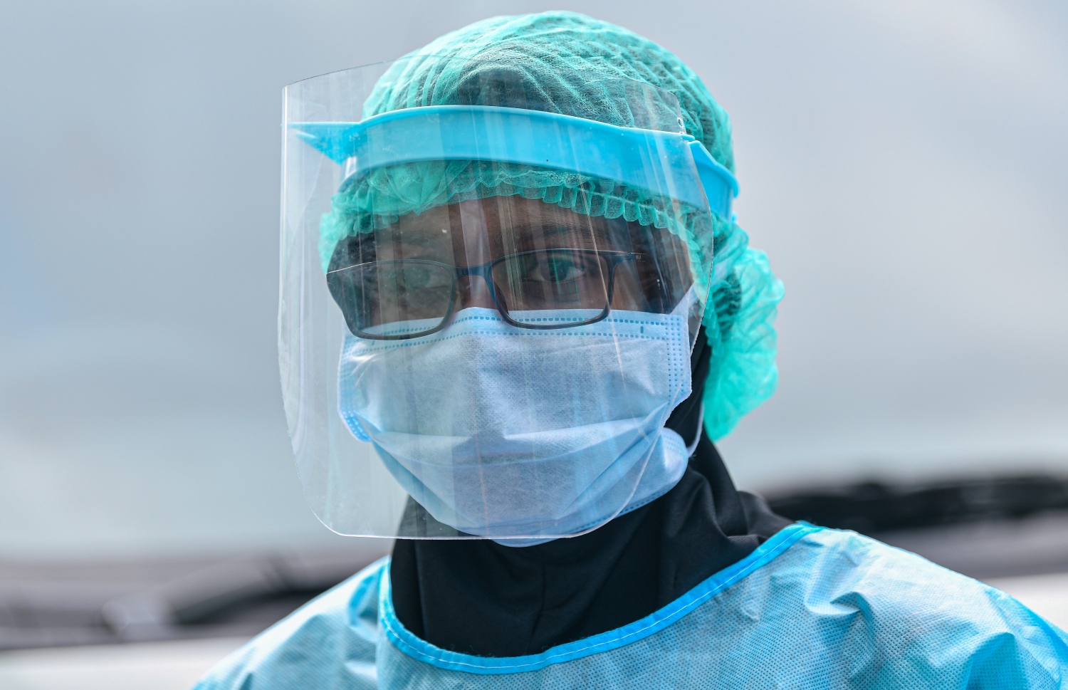 މާލެ: މާޗް 26، 2020- މުޅި ދުނިޔެ އަށް ހަލުވިކަމާ އެކު ފެތުރެމުންދާ ކޮރޯނާވައިރަސް ނުވަތަ ކޮވިޑް-19 އިން ރައްކާތެރިވުމުގެ ގޮތުން ކަމާ ގުޅޭ އިދާރާތައް ގުޅިގެން ބޭއްވި އިމަޖެންސީ ޑްރިލްގެ ތެރެއިން، ޚާއްސަ ހެދުމުގައި ހުރި މީހަކު މަޑުކޮށްލައިގެން.---ފޮޓޯ: އަހުމަދު އަވްޝަން/މިހާރު