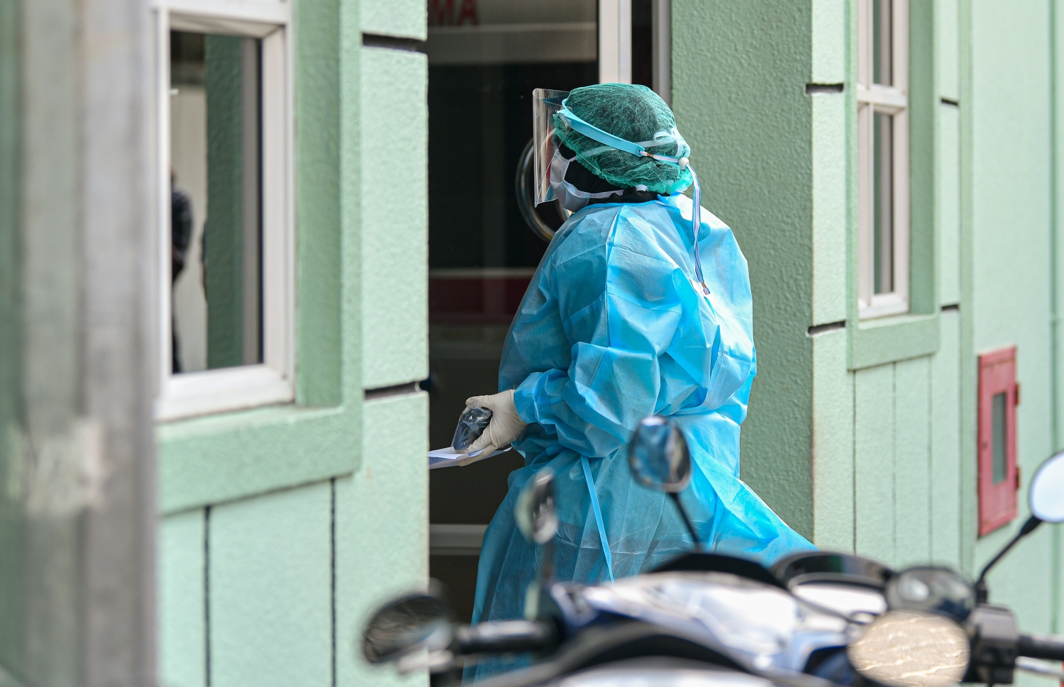 މާލެ: މާޗް 26، 2020- މުޅި ދުނިޔެ އަށް ހަލުވިކަމާ އެކު ފެތުރެމުންދާ ކޮރޯނާވައިރަސް ނުވަތަ ކޮވިޑް-19 އިން ރައްކާތެރިވުމުގެ ގޮތުން ކަމާ ގުޅޭ އިދާރާތައް ގުޅިގެން ބޭއްވި އިމަޖެންސީ ޑްރިލްގެ ތެރެއިން، ޚާއްސަ ހެދުމުގައި ހުރި މީހަކު އެދުރު ހިޔާ ފްލެޓަށް ވަންނަނީ: ޑްރިލްގެ އެއްބައި ކުރިއަށް ގެންދިޔައީ މި ފްލެޓްގައި.---ފޮޓޯ: އަހުމަދު އަވްޝަން/މިހާރު