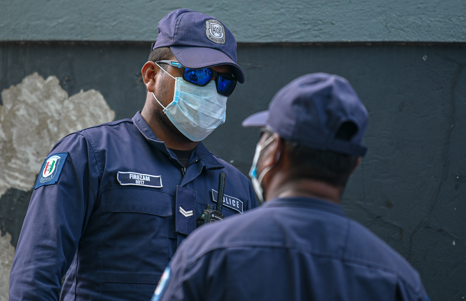 މާލެ: މާޗް 26، 2020- މުޅި ދުނިޔެ އަށް ހަލުވިކަމާ އެކު ފެތުރެމުންދާ ކޮރޯނާވައިރަސް ނުވަތަ ކޮވިޑް-19 އިން ރައްކާތެރިވުމުގެ ގޮތުން ކަމާ ގުޅޭ އިދާރާތައް ގުޅިގެން ބޭއްވި އިމަޖެންސީ ޑްރިލްގެ ތެރެއިން މާސްކް އަޅައިގެން ތިބި ދެ ފުލުހަކު ވާހަކަ ދައްކަނީ.---ފޮޓޯ: އަހުމަދު އަވްޝަން/މިހާރު