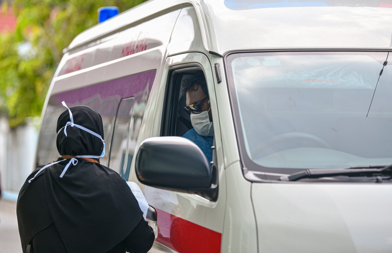 މާލެ: މާޗް 26، 2020- މުޅި ދުނިޔެ އަށް ހަލުވިކަމާ އެކު ފެތުރެމުންދާ ކޮރޯނާވައިރަސް ނުވަތަ ކޮވިޑް-19 އިން ރައްކާތެރިވުމުގެ ގޮތުން ކަމާ ގުޅޭ އިދާރާތައް ގުޅިގެން ބޭއްވި އިމަޖެންސީ ޑްރިލްގެ ތެރެއިން އެމްބިއުލާންސެއްގެ ޑްރައިވަރާ މީހަކު މަޝްވަރާ ކުރަނީ.---ފޮޓޯ: އަހުމަދު އަވްޝަން/މިހާރު