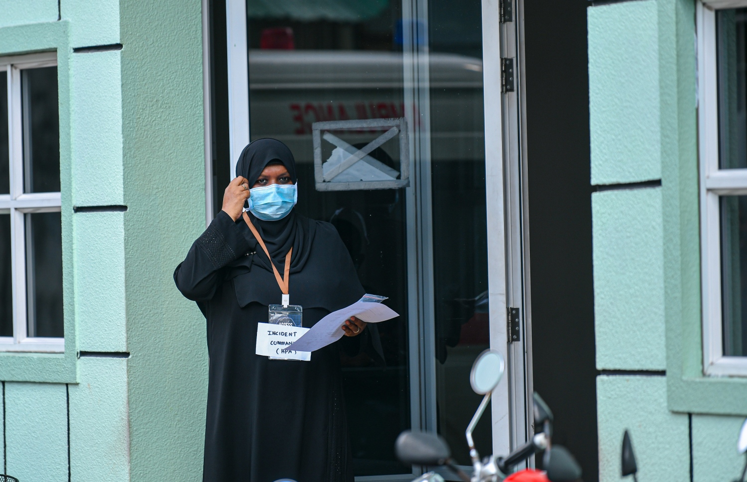 މާލެ: މާޗް 26، 2020- މުޅި ދުނިޔެ އަށް ހަލުވިކަމާ އެކު ފެތުރެމުންދާ ކޮރޯނާވައިރަސް ނުވަތަ ކޮވިޑް-19 އިން ރައްކާތެރިވުމުގެ ގޮތުން ކަމާ ގުޅޭ އިދާރާތައް ގުޅިގެން ބޭއްވި އިމަޖެންސީ ޑްރިލްގެ ތެރެއިން، ޚާއްސަ ހެދުމުގައި ތިބި ބަޔަކު އެދުރު ހިޔާ ފްލެޓްގެ ދޮރުމަތީގައި މަޑުކޮށްލައިގެން: ޑްރިލްގެ އެއްބައި ކުރިއަށް ގެންދިޔައީ މި ފްލެޓްގައި.---ފޮޓޯ: އަހުމަދު އަވްޝަން/މިހާރު