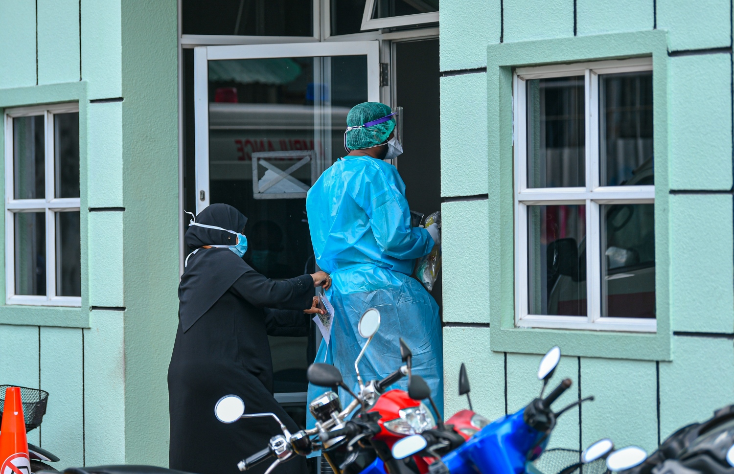 މާލެ: މާޗް 26، 2020- މުޅި ދުނިޔެ އަށް ހަލުވިކަމާ އެކު ފެތުރެމުންދާ ކޮރޯނާވައިރަސް ނުވަތަ ކޮވިޑް-19 އިން ރައްކާތެރިވުމުގެ ގޮތުން ކަމާ ގުޅޭ އިދާރާތައް ގުޅިގެން ބޭއްވި އިމަޖެންސީ ޑްރިލްގެ ތެރެއިން، ޚާއްސަ ހެދުމުގައި ތިބި ބަޔަކު އެދުރު ހިޔާ ފްލެޓަށް ވަންނަނީ: ޑްރިލްގެ އެއްބައި ކުރިއަށް ގެންދިޔައީ މި ފްލެޓްގައި.---ފޮޓޯ: އަހުމަދު އަވްޝަން/މިހާރު