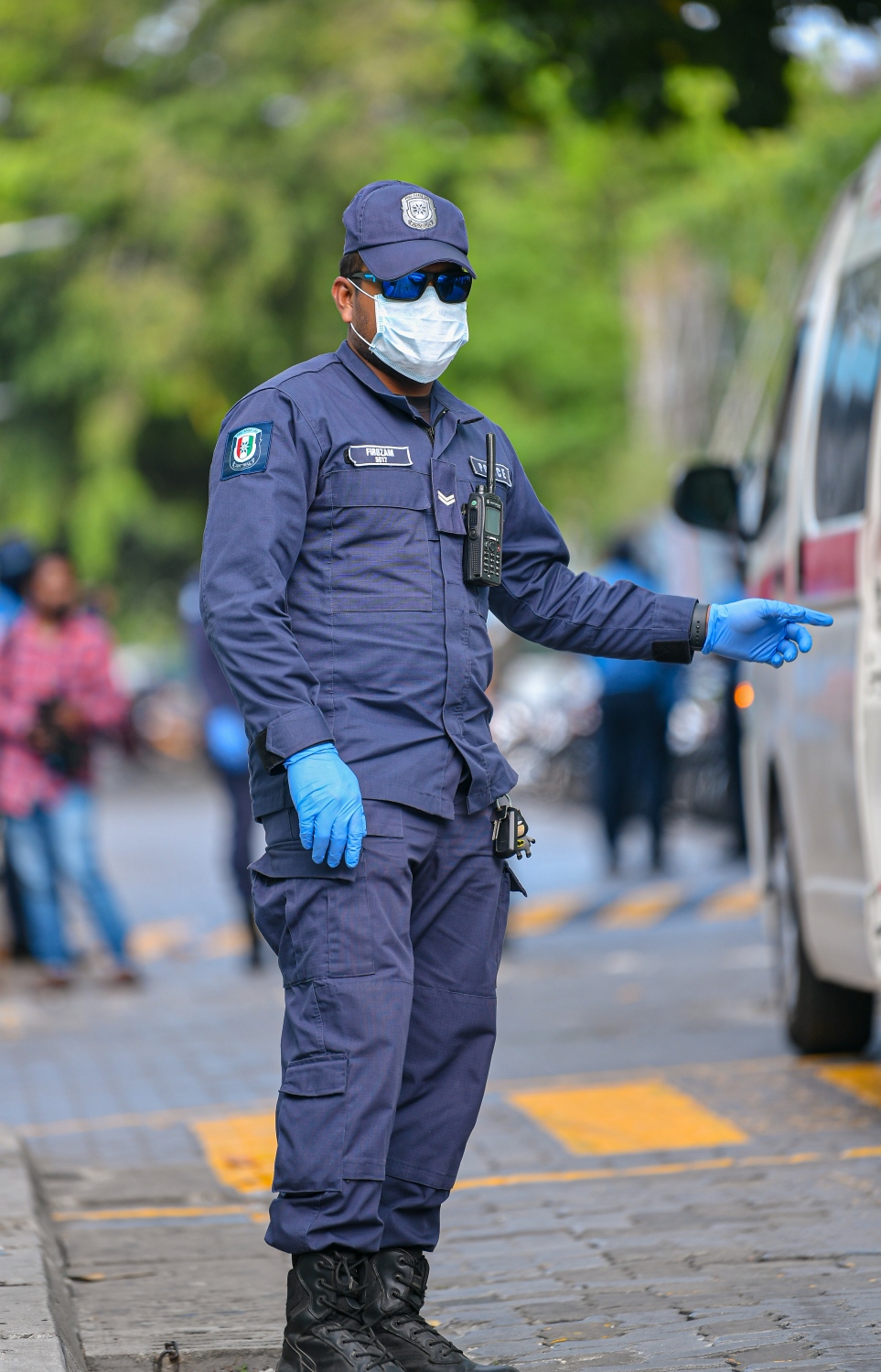 މާލެ: މާޗް 26، 2020- މުޅި ދުނިޔެ އަށް ހަލުވިކަމާ އެކު ފެތުރެމުންދާ ކޮރޯނާވައިރަސް ނުވަތަ ކޮވިޑް-19 އިން ރައްކާތެރިވުމުގެ ގޮތުން ކަމާ ގުޅޭ އިދާރާތައް ގުޅިގެން ބޭއްވި އިމަޖެންސީ ޑްރިލްގެ ތެރެއިން ފުލުހަކު މަގުމަތި ބަލަހައްޓަނީ.---ފޮޓޯ: އަހުމަދު އަވްޝަން/މިހާރު