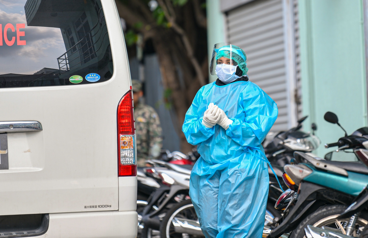 މާލެ: މާޗް 26، 2020- މުޅި ދުނިޔެ އަށް ހަލުވިކަމާ އެކު ފެތުރެމުންދާ ކޮރޯނާވައިރަސް ނުވަތަ ކޮވިޑް-19 އިން ރައްކާތެރިވުމުގެ ގޮތުން ކަމާ ގުޅޭ އިދާރާތައް ގުޅިގެން ބޭއްވި އިމަޖެންސީ ޑްރިލްގެ ތެރެއިން، ޚާއްސަ ހެދުމުގައި ހުރި މީހަކު އެމްބިއުލާންސް ކައިރީގައި މަޑުކޮށްލައިގެން.---ފޮޓޯ: އަހުމަދު އަވްޝަން/މިހާރު