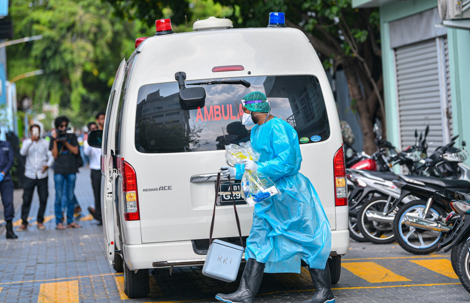 މާލެ: މާޗް 26، 2020- މުޅި ދުނިޔެ އަށް ހަލުވިކަމާ އެކު ފެތުރެމުންދާ ކޮރޯނާވައިރަސް ނުވަތަ ކޮވިޑް-19 އިން ރައްކާތެރިވުމުގެ ގޮތުން ކަމާ ގުޅޭ އިދާރާތައް ގުޅިގެން ބޭއްވި އިމަޖެންސީ ޑްރިލްގެ ތެރެއިން، ޚާއްސަ ހެދުމުގައި ހުރި މީހަކު އެމްބިއުލާންސަށް އަރަން ދަނީ.---ފޮޓޯ: އަހުމަދު އަވްޝަން/މިހާރު