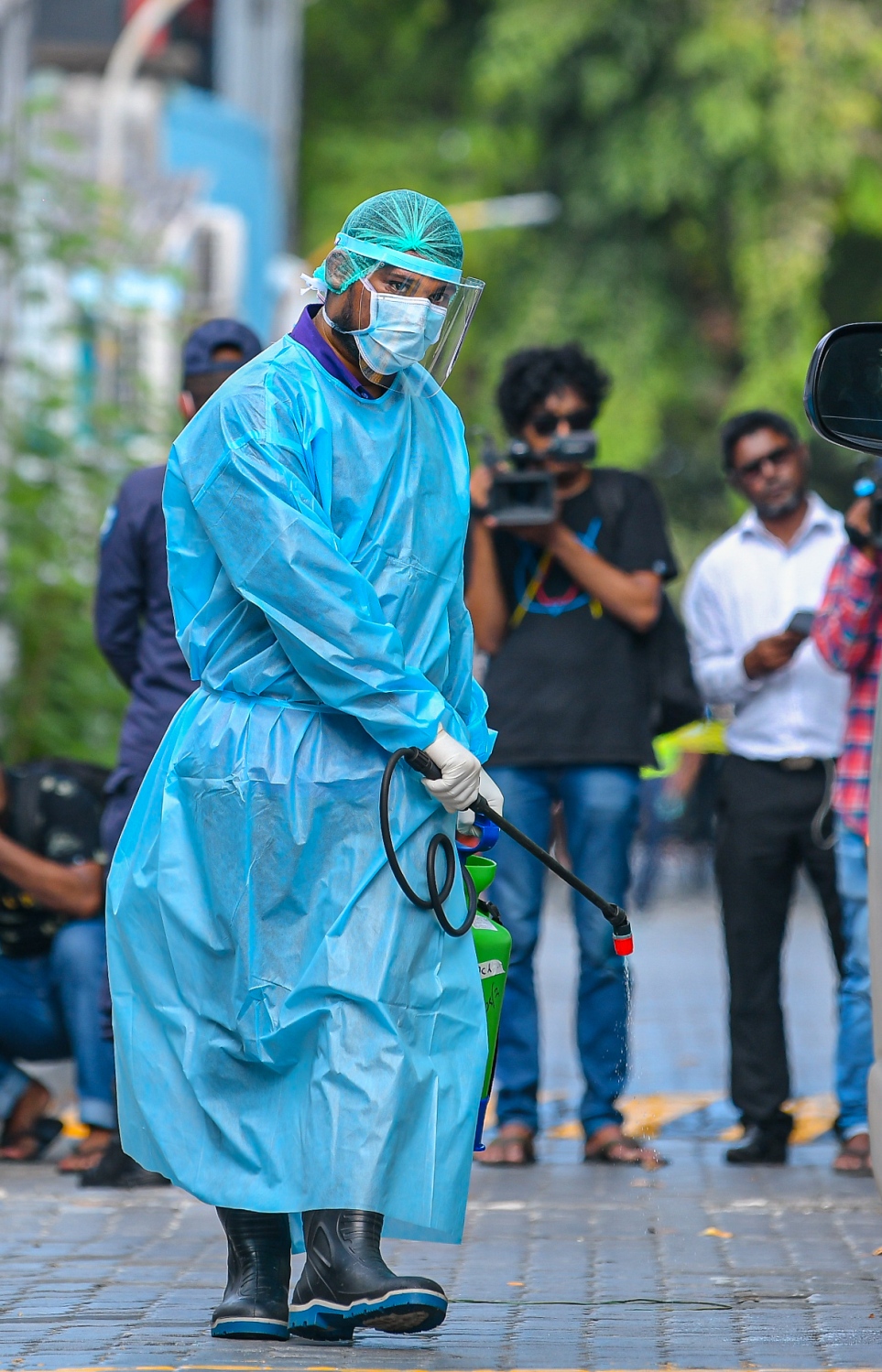 މާލެ: މާޗް 26، 2020- މުޅި ދުނިޔެ އަށް ހަލުވިކަމާ އެކު ފެތުރެމުންދާ ކޮރޯނާވައިރަސް ނުވަތަ ކޮވިޑް-19 އިން ރައްކާތެރިވުމުގެ ގޮތުން ކަމާ ގުޅޭ އިދާރާތައް ގުޅިގެން ބޭއްވި އިމަޖެންސީ ޑްރިލްގެ ތެރެއިން، ޚާއްސަ ހެދުމުގައި ހުރި މީހަކު އެމްބިއުލާންސް ކައިރި ޑިސްއިންފެކްޓް ކުރަނީ.---ފޮޓޯ: އަހުމަދު އަވްޝަން/މިހާރު