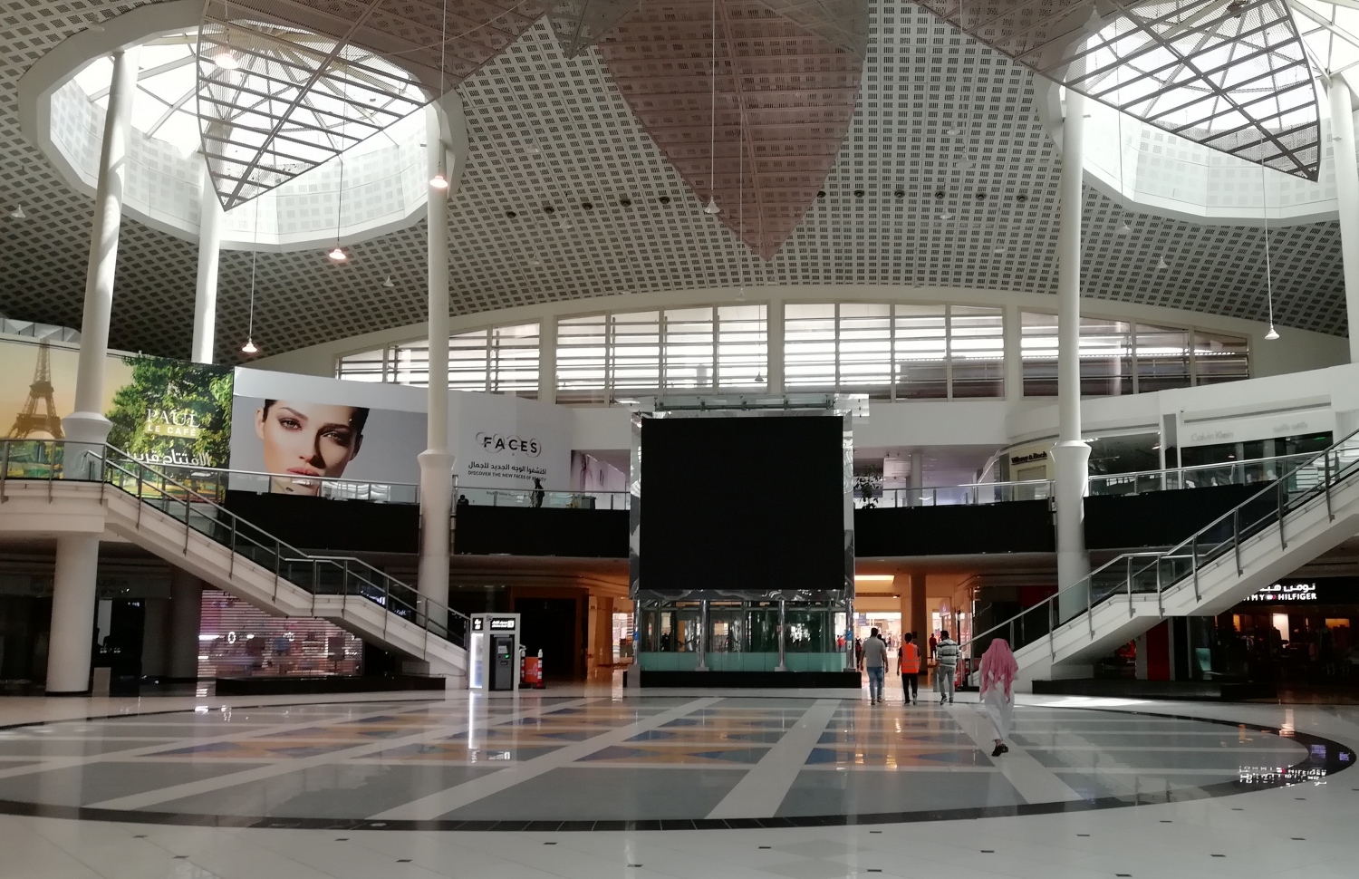 ސައުދީގެ ވެރިރަށް ރިޔާޒުގެ ޝޮޕިން މޯލެއް އިއްޔެ ފަޅުވެފައި. --ފޮޓޯ:އޭއެފްޕީ