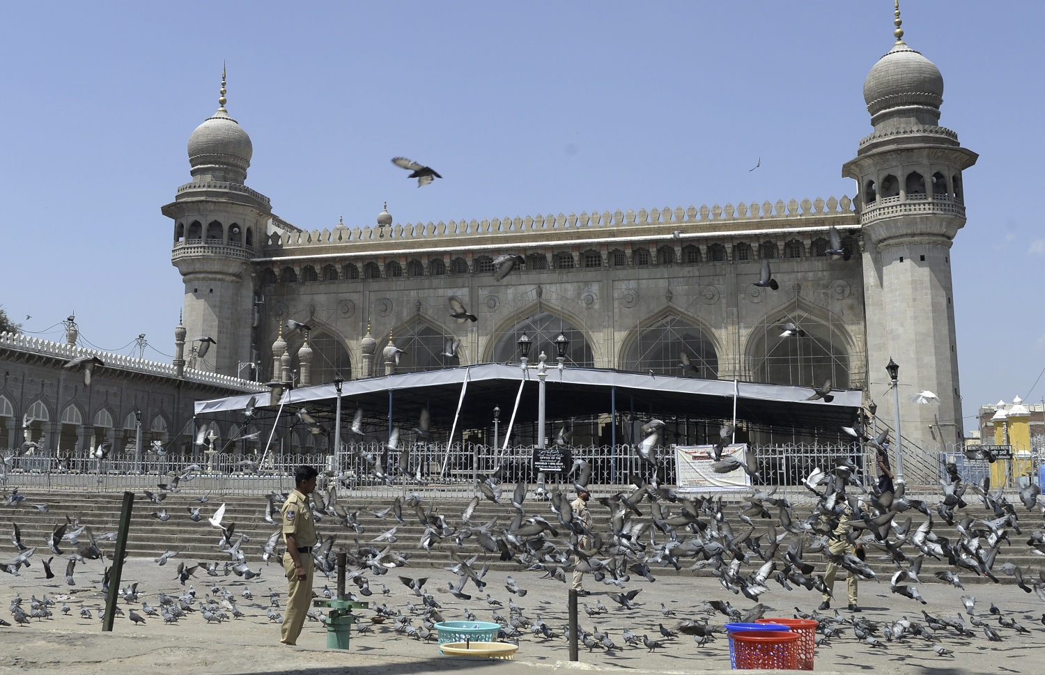 ސައުދީގައި ކާފިއު އިއުލާންކޮށްފައިވާ އިރު މައްކާ މަސްޖިދުގެ ބޭރު ފުލުހަކު ބަލަހައްޓަނީ. --ފޮޓޯ:އޭއެފްޕީ