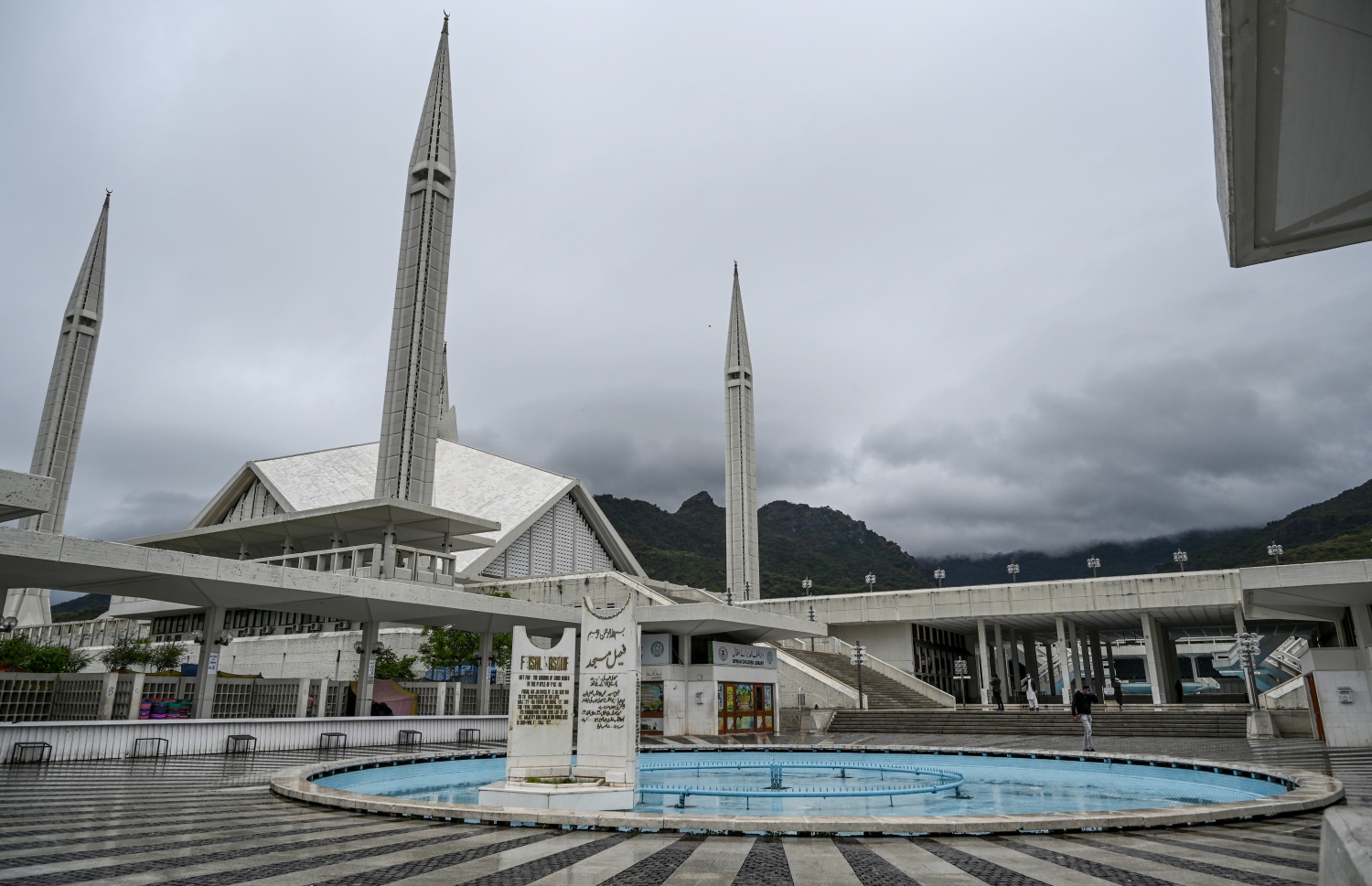 އިސްލާމްއާބާދުގެ މަޝްހޫރު ފައިސަލް މިސްކިތަށް ދިޔަ މީހުން އިއްޔެގެ ހުކުރު ނަމާދަށް ފަހު މިސްކިތުން ފައިބަނީ. --ފޮޓޯ:އޭއެފްޕީ