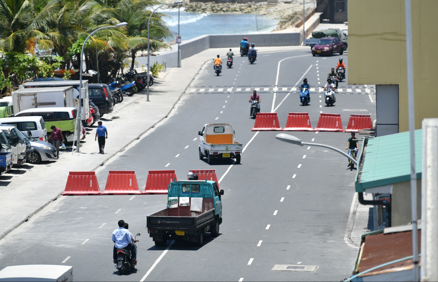 މާލޭގެ މަގެއް މީގެ ހަތަރު ވަރަކަށް ދުވަސްކުރިން ހުސްކޮށް: ޓެކްސީތަކާއި ޕިކަޕްް ޑްރައިވަރުންްނަށް ހާސްކަން ބޮޑު ދުވަސްކޮޅެއް -- ފޮޓޯ: ނިޝާން އަލީ/ މިހާރު