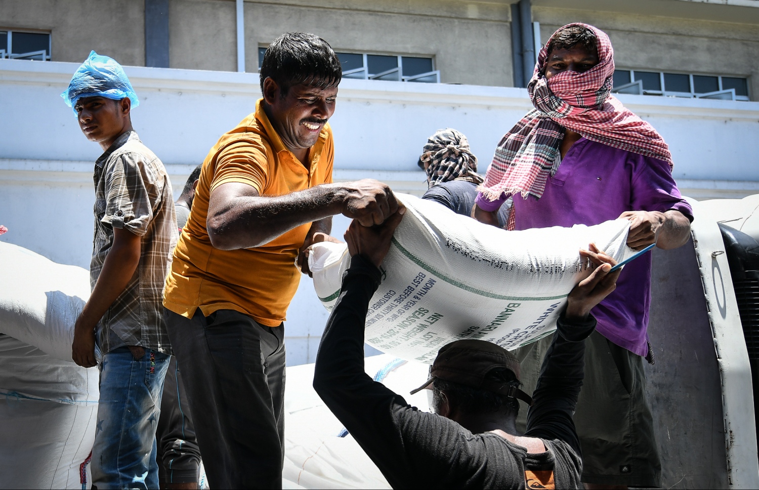 އެސްޓީއޯގެ ކާޑު ގުދަނުގައި ބަޔަކު ކާޑު ބަސްތާތަކެއް އުފުލަނީ، --. ފޮޓޯ: ނިޝާން އަލީ/މިހާރު