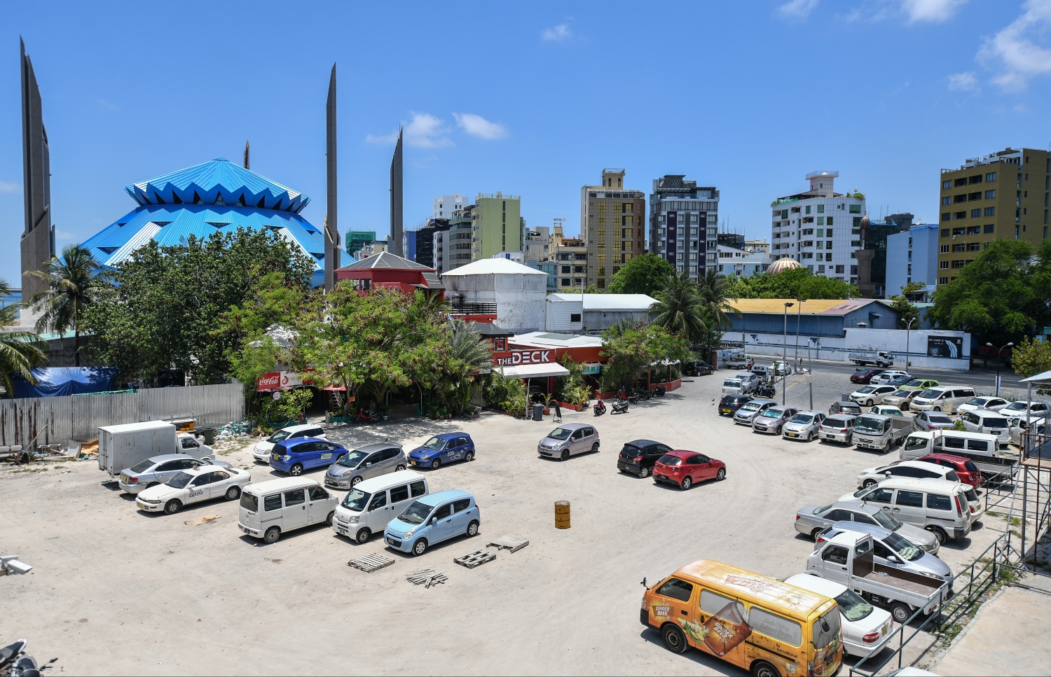 ކާނިވާ ސަރަހައްދުގައި ބައެއް އުޅަނދުތައް ޕާކުކޮށްފައި: ވަރަށް ގިނަ ޓެކްސީތައް ހުރީ ޕާކްކޮށްފައި  --. ފޮޓޯ: ނިޝާން އަލީ/ މިހާރު