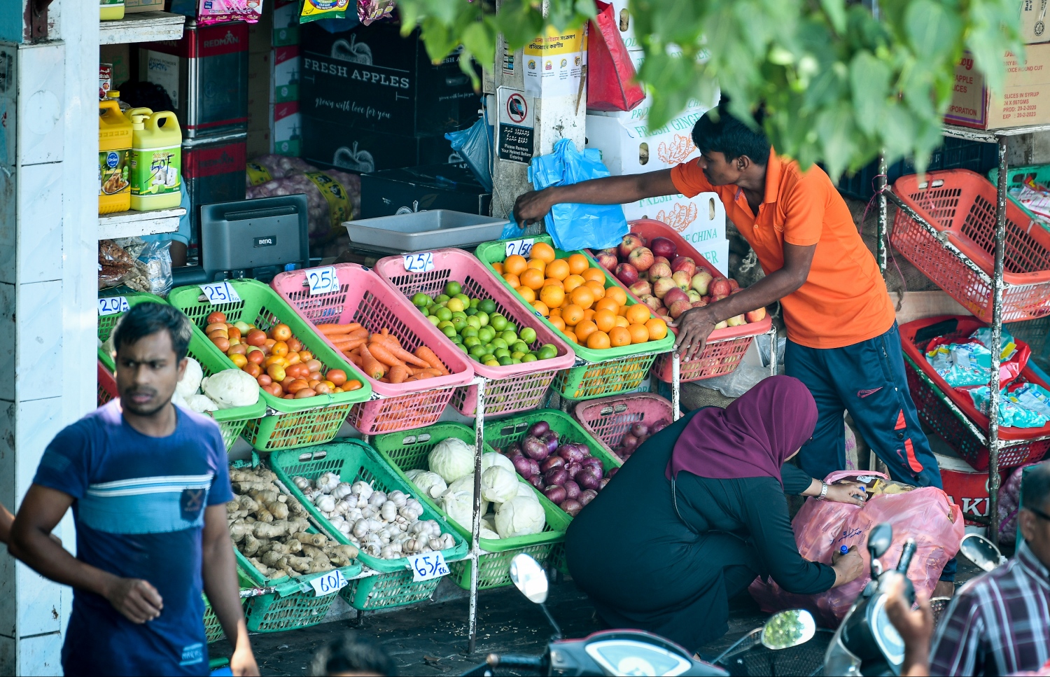 މާރުކޭޓު ސަރަހައްދުން މީހަކު ވިޔަފާރިކުރަނީ،--. ފޮޓޯ: ނިޝާން އަލީ/މިހާރު