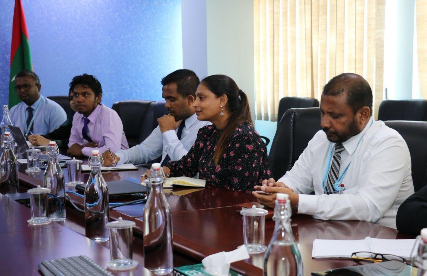 ބައްދަލުވުމެއްގައި އެޑިއުކޭޝަން މިނިސްޓަރު ޑރ. އައިޝަތު އަލީ އަދި އެ މިނިސްޓްރީގެ އިސް ވެރިން ބައިވެރިވެވަޑައިގަންނަވަނީ.- ފޮޓޯ: ދިރާގު