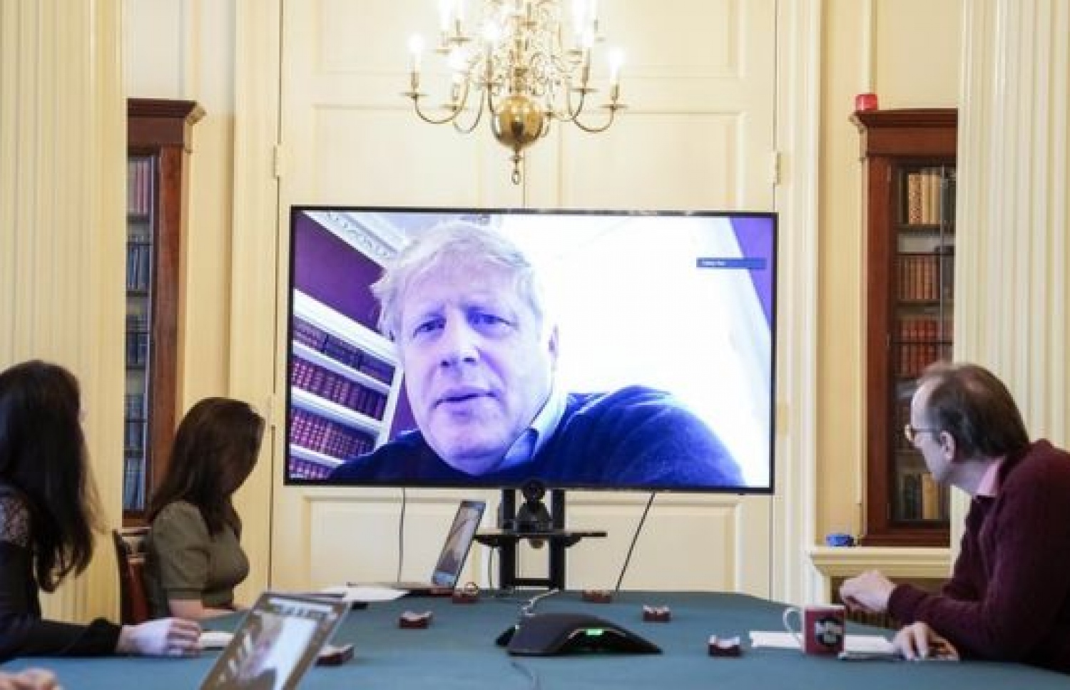 ކޮވިޑް-19 ކޮމިޓީގެ ބައްދަލުވުމެއްގެ ރިޔާސަތު، ވީޑިއޯ ލިންކެއް މެދުވެރިކޮށް، ބޮޑު ވަޒީރު ޖޯންސަން ބަލަހައްޓަނީ. --ފޮޓޯ:ޕީއޭ މީޑިއާ