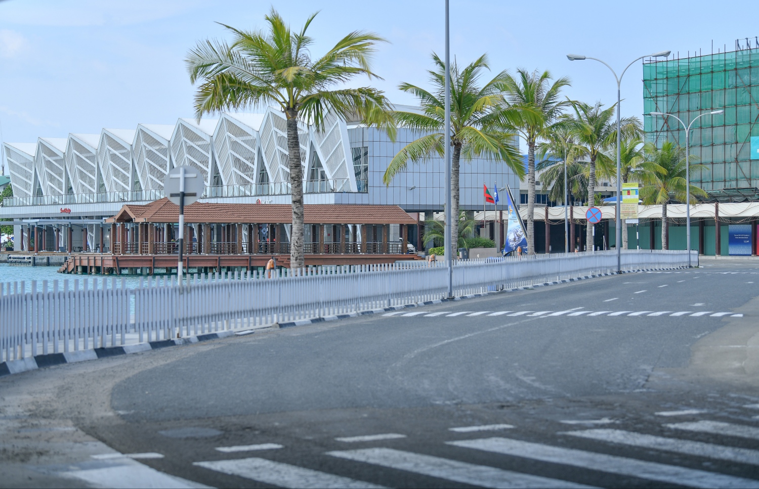 ހުޅުލެ: މާޗް 30، 2020: ކޮވިޑް-19 އާ ގުޅިގެން ހުރިހާ އެއާލައިންތަކެއް ދަތުރުތައް ހުއްޓާލުމާއި ގުޅިގެން ރާއްޖޭގެ މައި ދޮރު، ވެލާނާ އިންޓަނޭޝަނަލް އެއާޕޯޓު ހުސްކޮށް. ފޮޓޯތައް: ނިޝާން އަލީ /މިހާރު