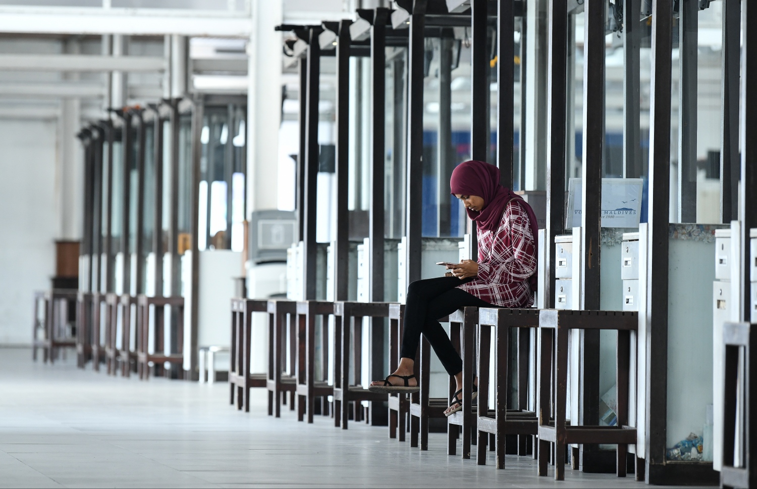 ހުޅުލެ: މާޗް 30، 2020: ކޮވިޑް-19 އާ ގުޅިގެން ހުރިހާ އެއާލައިންތަކެއް ދަތުރުތައް ހުއްޓާލުމާއި ގުޅިގެން ރާއްޖޭގެ މައި ދޮރު، ވެލާނާ އިންޓަނޭޝަނަލް އެއާޕޯޓުގެ، ރިސޯޓުތަކުގެ އެއާޕޯޓު ސާވިސްދޭ ޑެސްކުތައް ހުސްކޮށް. ފޮޓޯތައް: ނިޝާން އަލީ /މިހާރު