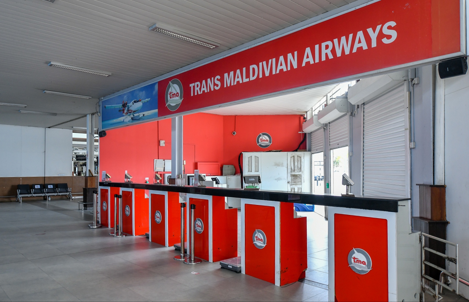 ހުޅުލެ: މާޗް 30، 2020: ކޮވިޑް-19 އާ ގުޅިގެން ހުރިހާ އެއާލައިންތަކެއް ދަތުރުތައް ހުއްޓާލުމާއި ގުޅިގެން ރާއްޖޭގެ މައި ދޮރު، ވެލާނާ އިންޓަނޭޝަނަލް އެއާޕޯޓުގެ އެއާޓެކްސީގެ ސާވިސްދޭ ޑެސްކުތައް ހުސްކޮށް. ފޮޓޯތައް: ނިޝާން އަލީ /މިހާރު