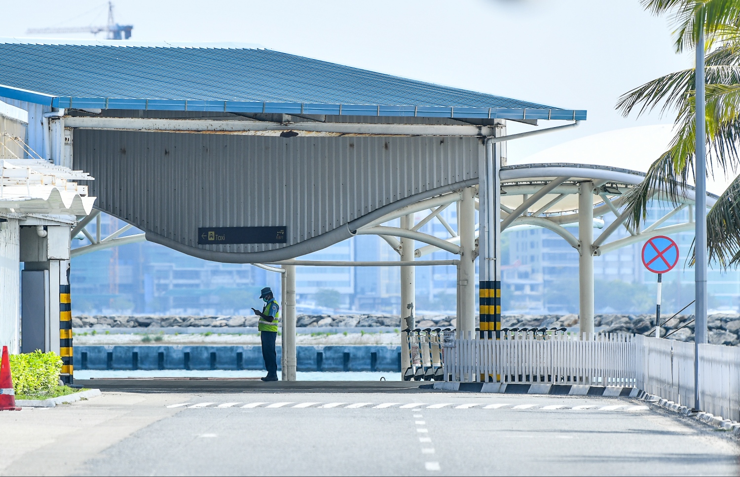 އެއާޕޯޓް ޖެޓީ ކައިރީގައި ފުލުހަކު އެކަނިމާއެކަނި: މި ދުވަސްވަރު ރާއްޖޭގެ އެންމެ ބޮޑު އެއާޕޯޓްގައި އެއްވެސް ހަރަކާތެއް ނެތް --ފޮޓޯ/ނިޝާން އަލީ/މިހާރު