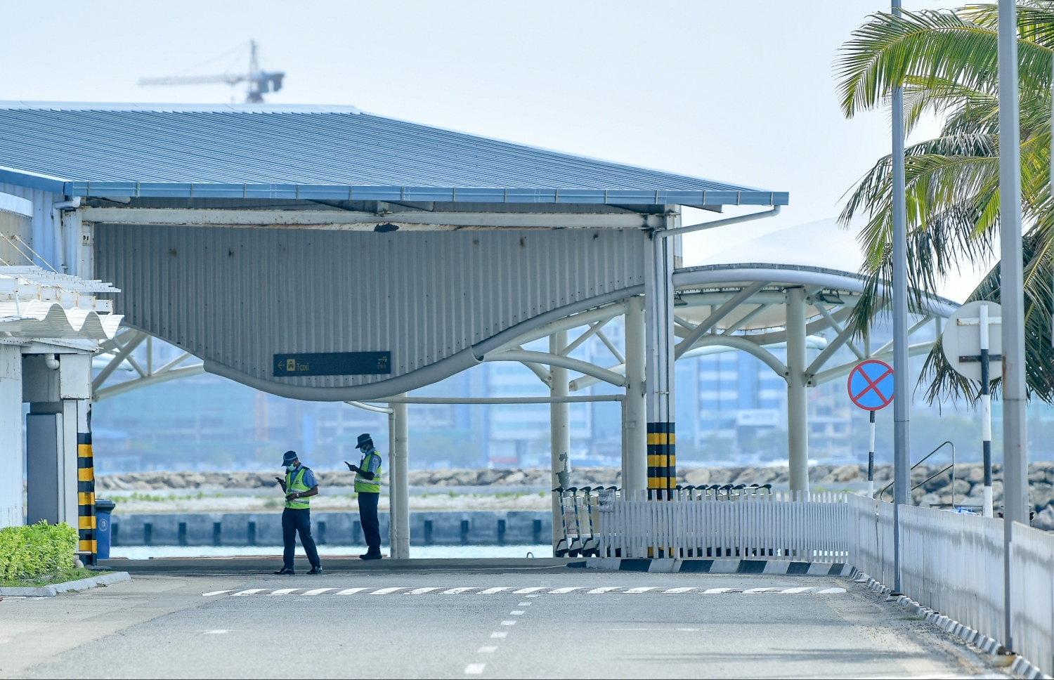 ހުޅުލެ: މާޗް 30، 2020: ކޮވިޑް-19 އާ ގުޅިގެން ހުރިހާ އެއާލައިންތަކެއް ދަތުރުތައް ހުއްޓާލުމާއި ގުޅިގެން ރާއްޖޭގެ މައި ދޮރު، ވެލާނާ އިންޓަނޭޝަނަލް އެއާޕޯޓު ތެރެ ހުސްކޮށް. ފޮޓޯތައް: ނިޝާން އަލީ /މިހާރު