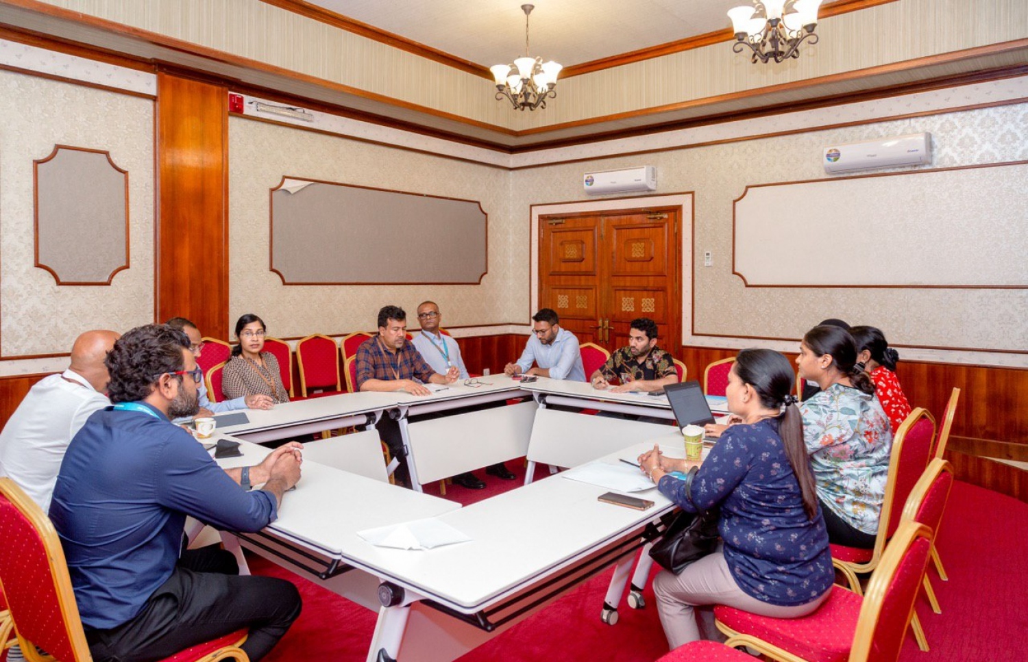 ކޮވިޑް-19 އާ ގުޅޭ ޚާއްސަ ކޮމިޓީއެއްގެ ބައްދަލުވުމެއް މިނިސްޓަރު އަބްދުﷲ އަމީން ކުރިއަށް ގެންދަވަނީ.---ފޮޓޯ: ހެލްތު މިނިސްޓްރީ