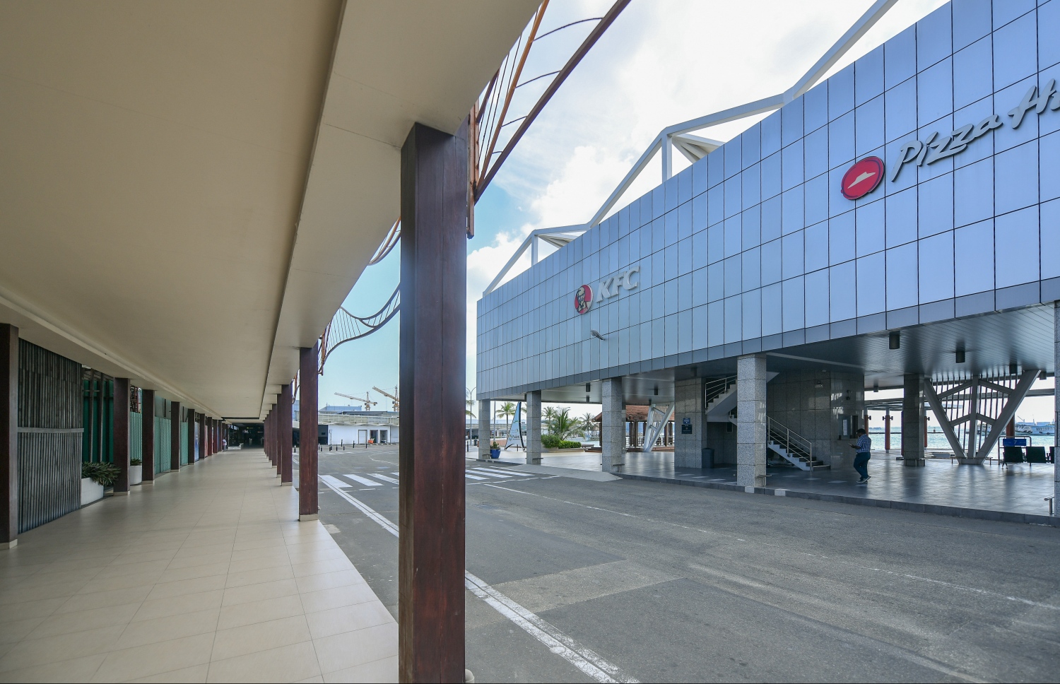 ވެލާނާ އިންޓަނޭޝަނަލް އެއާޕޯޓުގެ ވީއައިޕީ ލައުންޗުގެ ބޭރު: މަޖިލިސް މެންބަރުންގެ ކާރުކޮޅު އެއާޕޯޓަށް ވެއްދުމަށް ދަތިވާތީ މެމްބަރުންގެ ޝަކުވާ ވަނީ ބޮޑުވެފައި.-- ފޮޓޯ: ނިޝާން އަލީ | މިހާރު