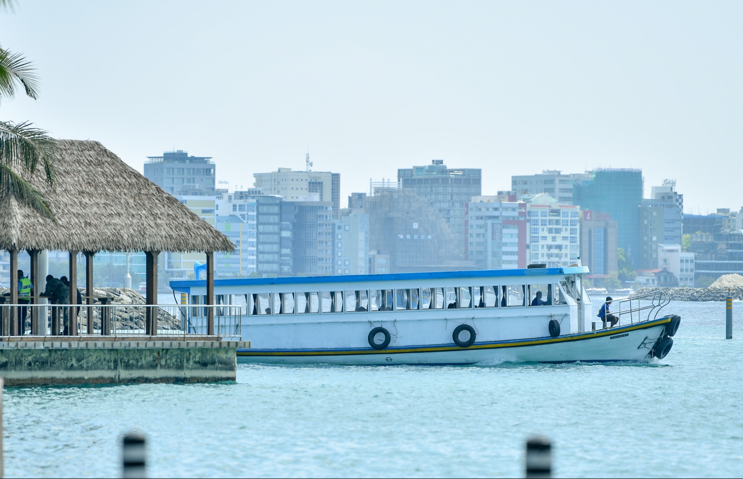 ހުޅުލެ: މާޗް 30، 2020: ކޮވިޑް-19 އާ ގުޅިގެން ހުރިހާ އެއާލައިންތަކެއް ދަތުރުތައް ހުއްޓާލުމާއި ގުޅިގެން ރާއްޖޭގެ މައި ދޮރު، ވެލާނާ އިންޓަނޭޝަނަލް އެއާޕޯޓަށް، ފެރީއެއް ކައިރިކުރަނީ. ފޮޓޯތައް: ނިޝާން އަލީ /މިހާރު